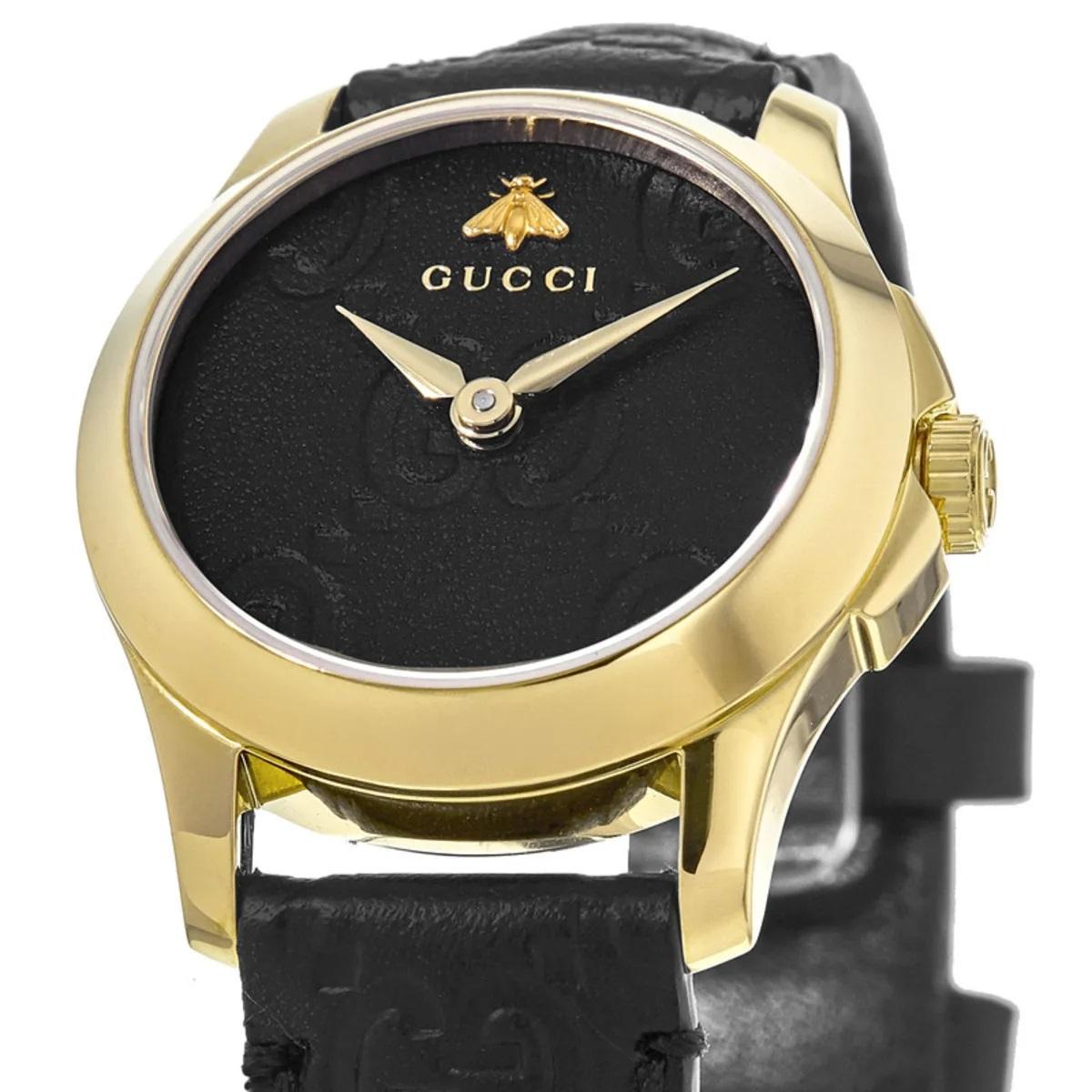 Gelbgoldenes PVD-Edelstahlgehäuse mit schwarzem Lederarmband. Feste PVD-Lünette aus Gelbgold. Schwarzes Zifferblatt mit goldfarbenen Zeigern. Keine Markierungen. Zifferblatt-Typ: Analog. Quarzwerk. Kratzfestes Saphirglas. Krone ziehen / drücken.