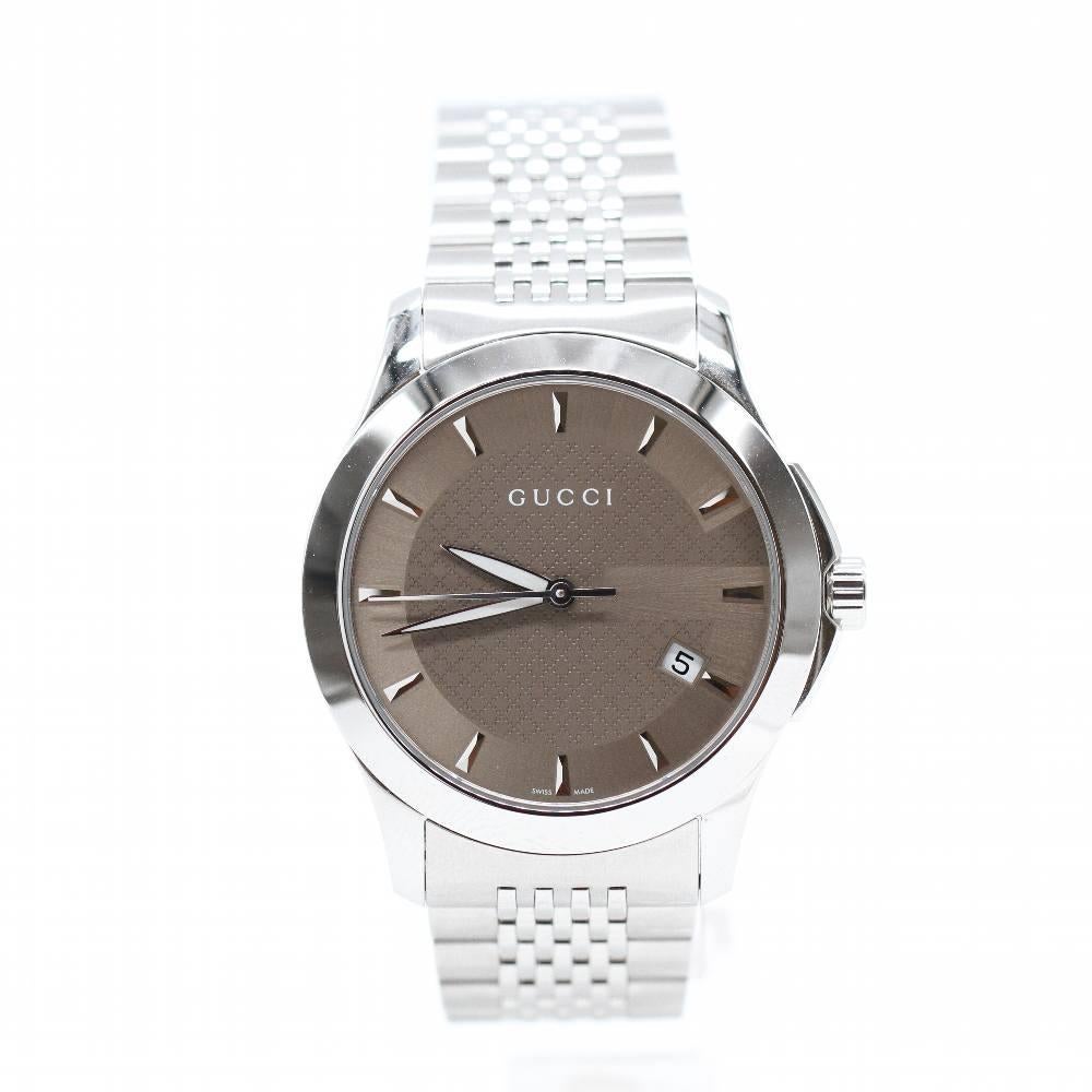 GUCCI G-TIMELESS Uhr YA126406 Brandneue Uhr, 38mm Edelstahlgehäuse ohne Krone. Gehäusedicke 9 mm. Saphirglas. Braunes Zifferblatt. Edelstahlarmband, Breite 18 mm. Quarzwerk. Wasserdicht 5atm. Geliefert mit Box.  Ref:D363888FJ
