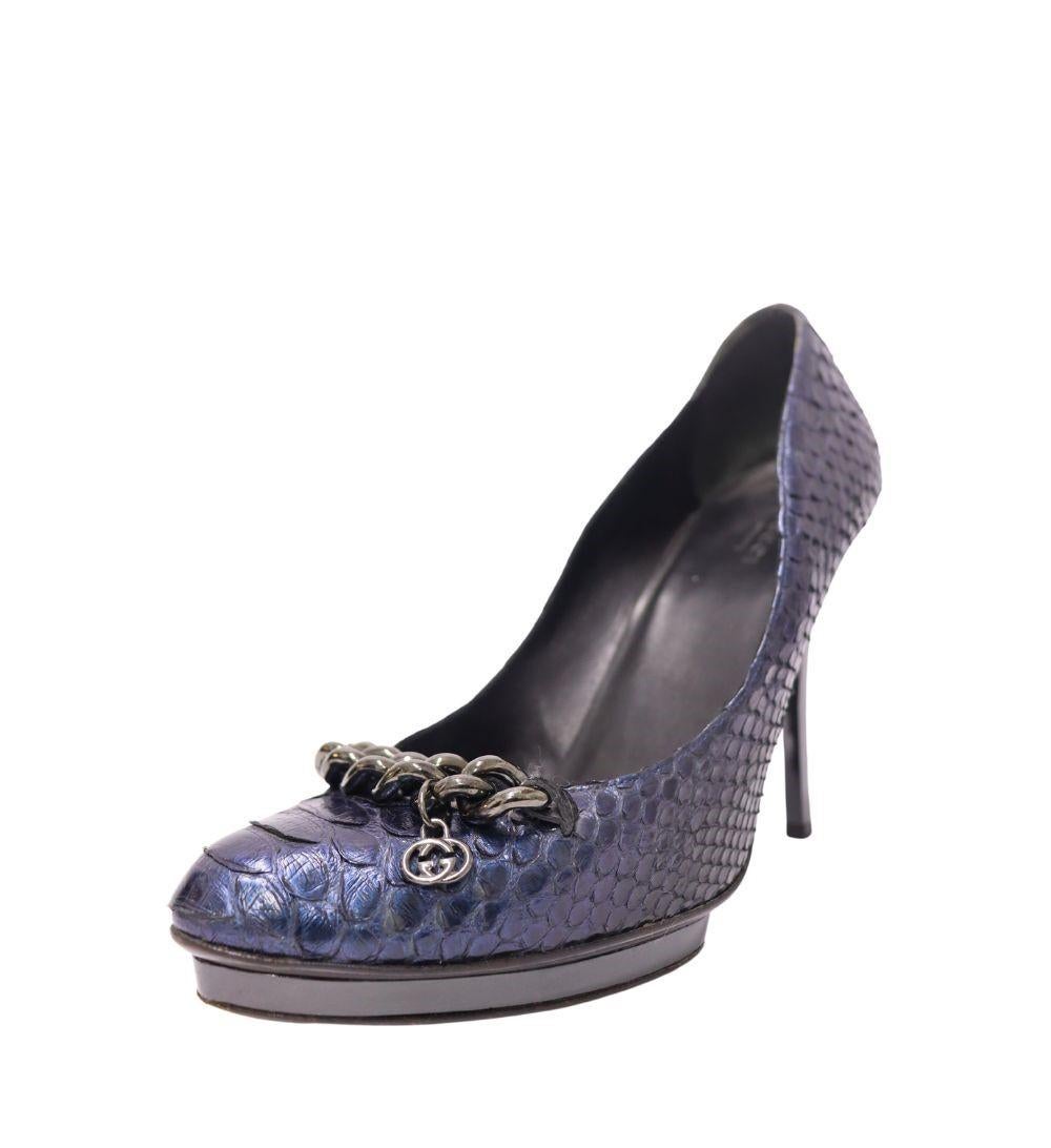 Gucci Galaxy Chain Pumps, Features a round-toe, blue/purple iridescent, Chain and GG logo Charm.

Material: Leather
Size: EU 38.5
Heel Height: 11cm
Overall Condition: Good
Interior Condition: Signs of wear
Exterior Condition: Scuffing