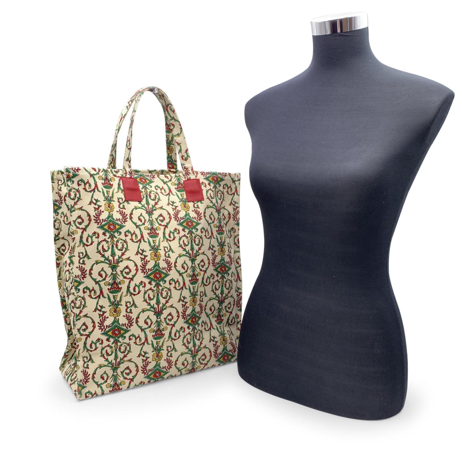 Beautiful Gucci Garden tote, exclusively sold at the Gucci museum (aka Gucci Garden) in Florence. The bag features a multicolored archive printed cotton canvas. Open top. Double flat handles. Unlined. Red 'Firenze 1921 - Piazza della Signoria'