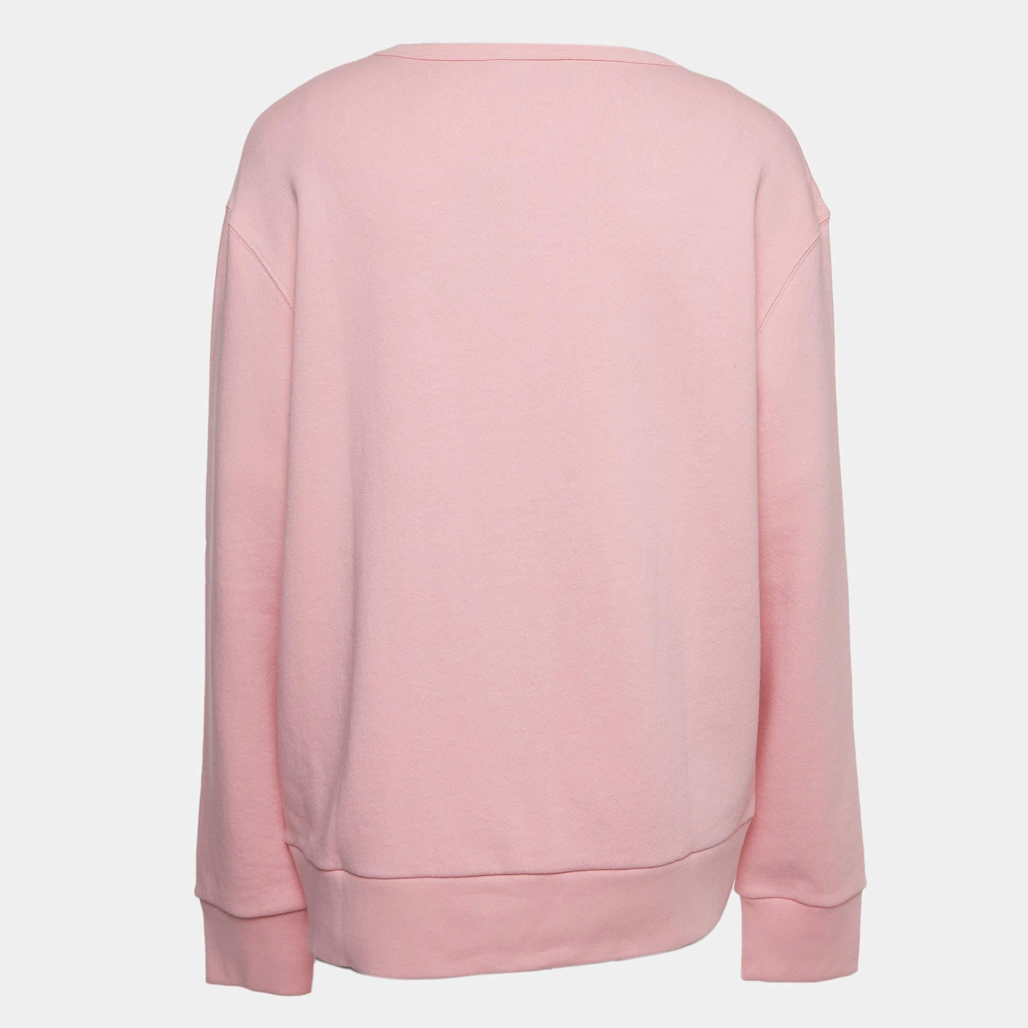 Whether you want to go out on casual outings with friends or just want to lounge around, this sweatshirt is a versatile piece and can be styled in many ways. It has been made using fine fabric.

