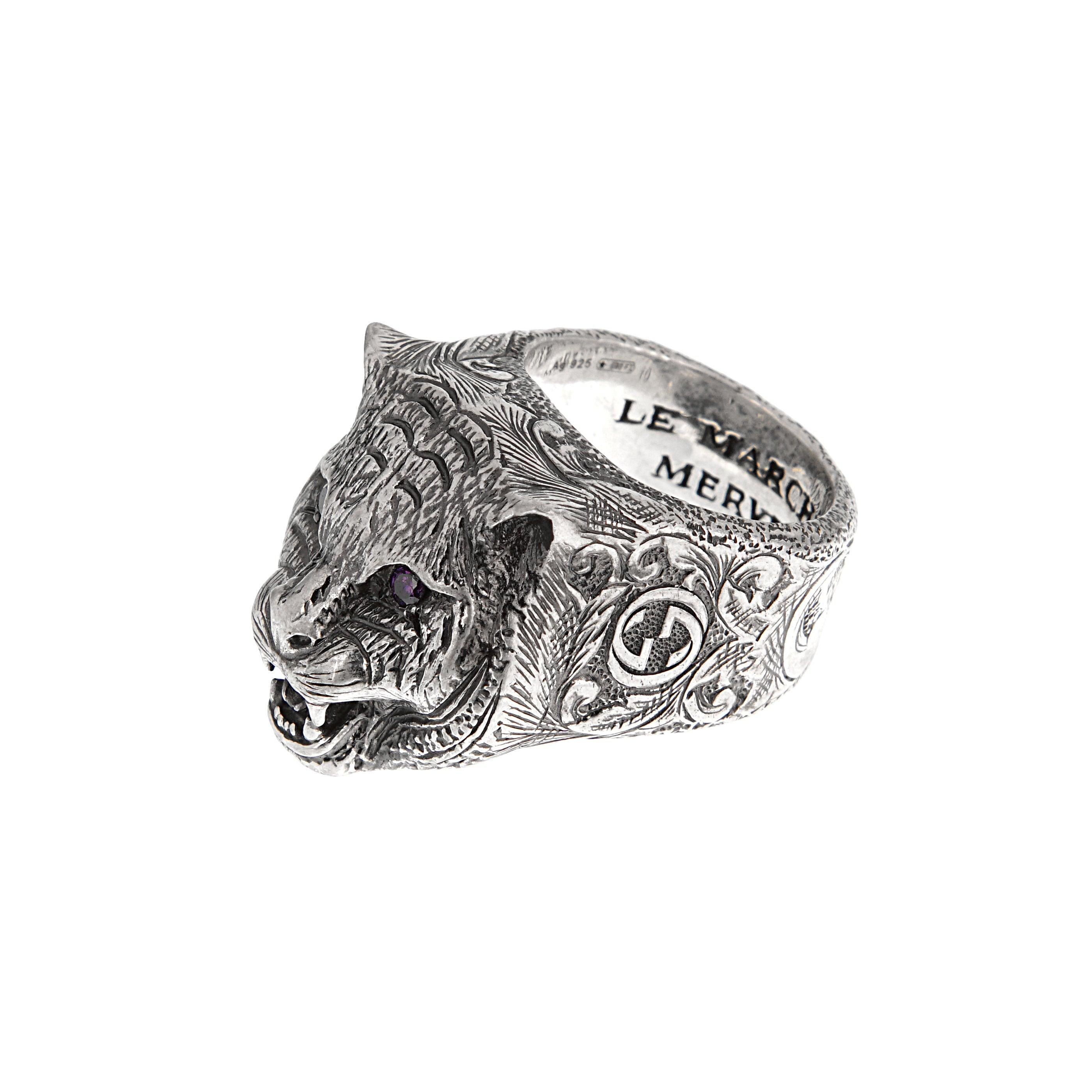 Ti presentiamo l'anello in argento sterling Gucci Garden Purple Zircon, un'audace testimonianza dell'iconica maestria di Gucci. Questo straordinario pezzo della collezione Collectional di Gucci è un must per chi ama i gioielli audaci e