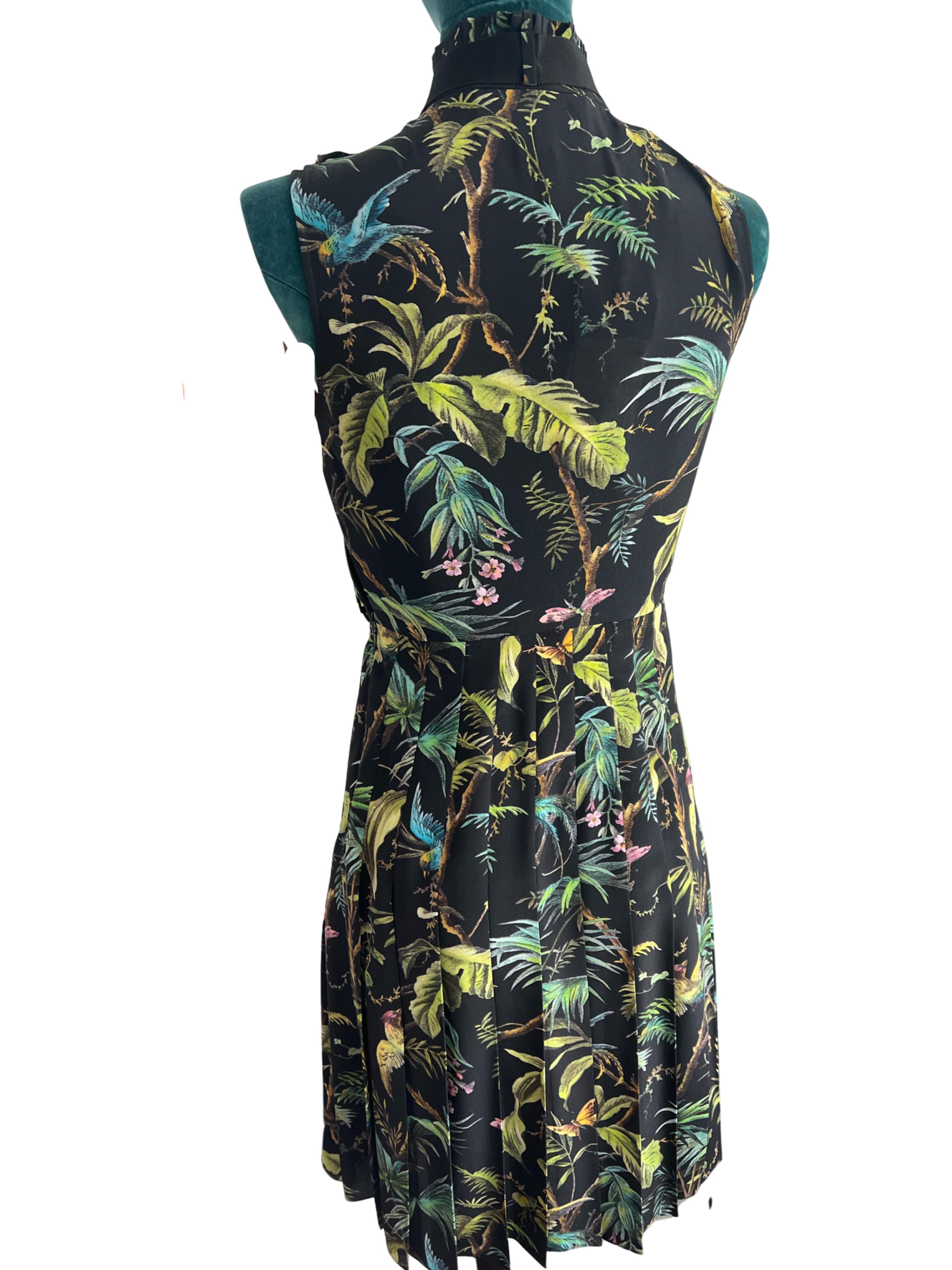 Gucci garden silk pleats dress with pearl button and truffle detail  In New Condition For Sale In Toronto, CA