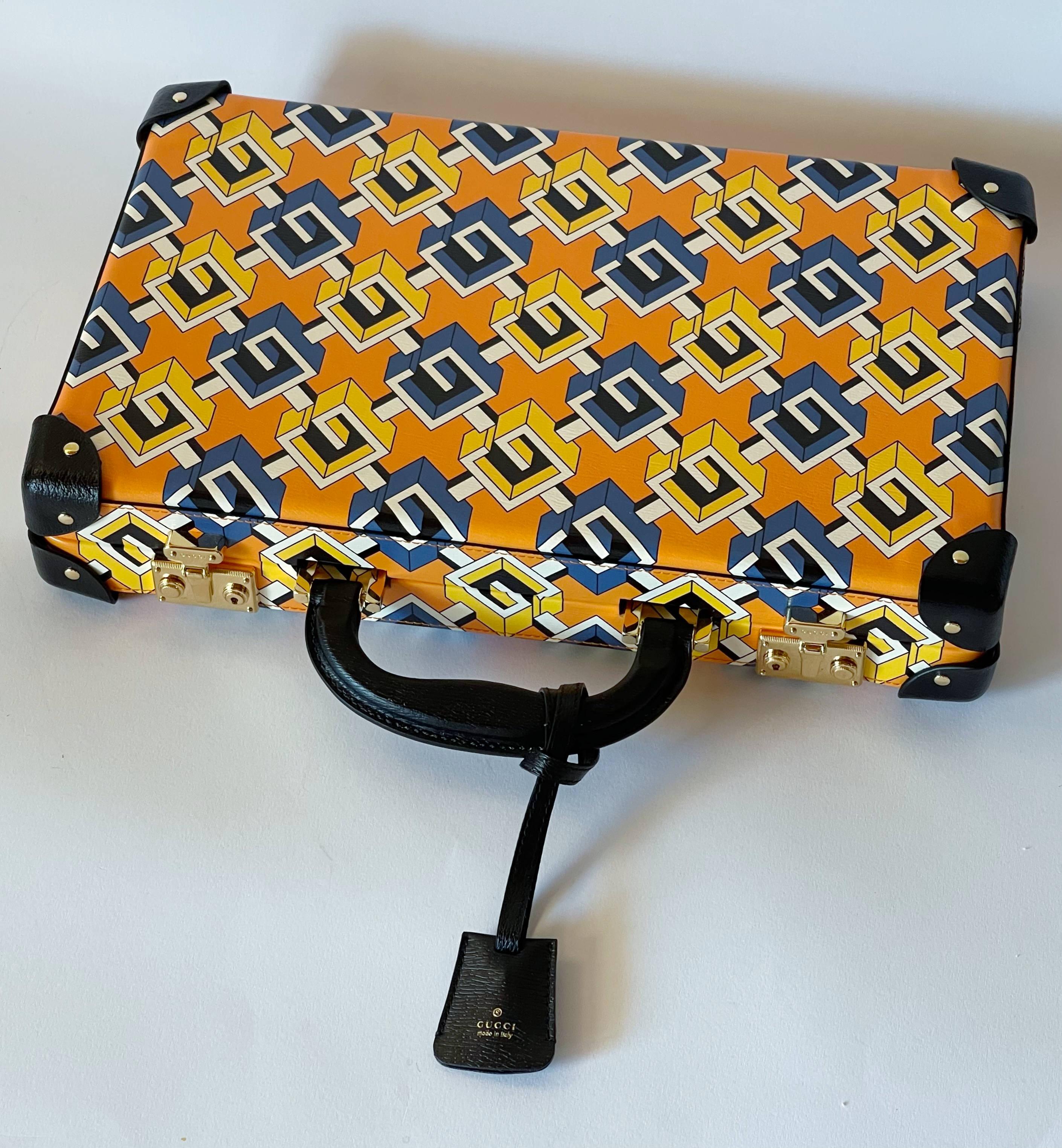 Gli archivi degli anni '50 e '60 rivelano una selezione di pezzi dal design intricato provenienti dal mondo dello sport e del tempo libero. Ispirato allo spirito giocoso e ai dettagli curati di questi articoli, questo NUOVO set da backgammon a
