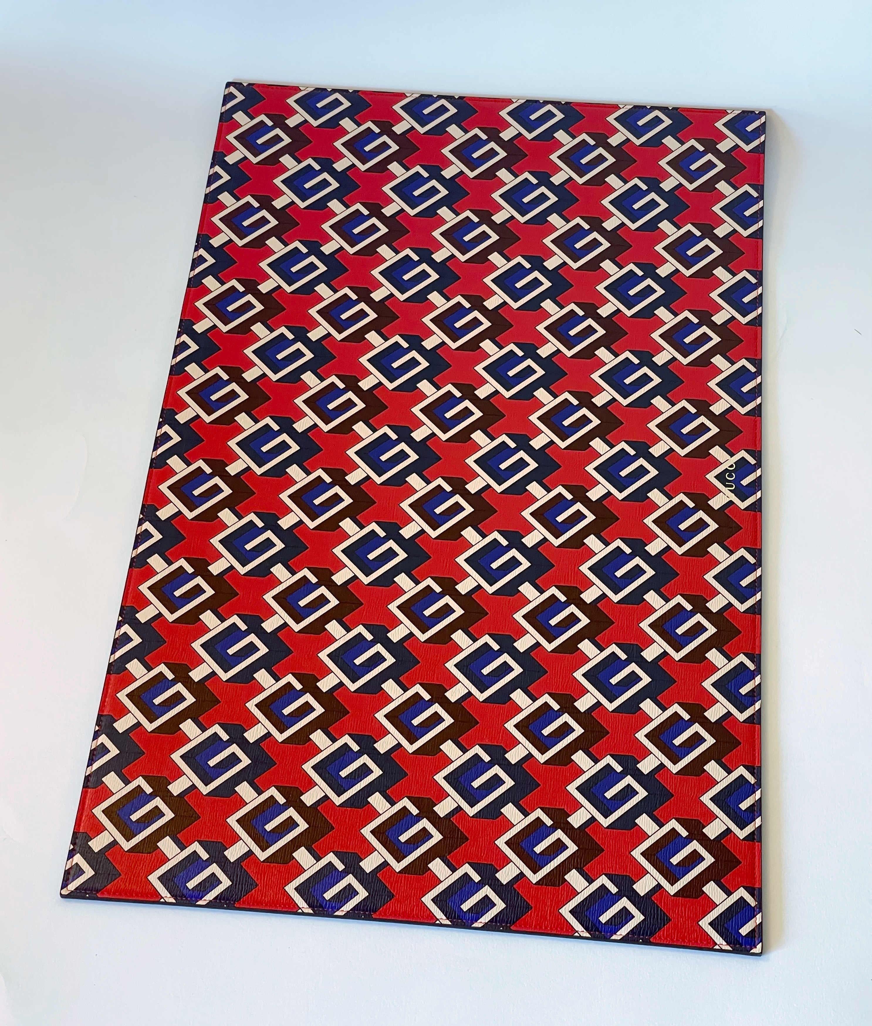Tapis de bureau en toile Gucci Geometric G rouge blanc et bleu / Made in Italy
Marque originale estampillée sous la face inférieure, livré dans sa boîte d'origine
Longueur : 23 pouces / Largeur : 14 pouces
1 disponible en stock en Italie
Référence
