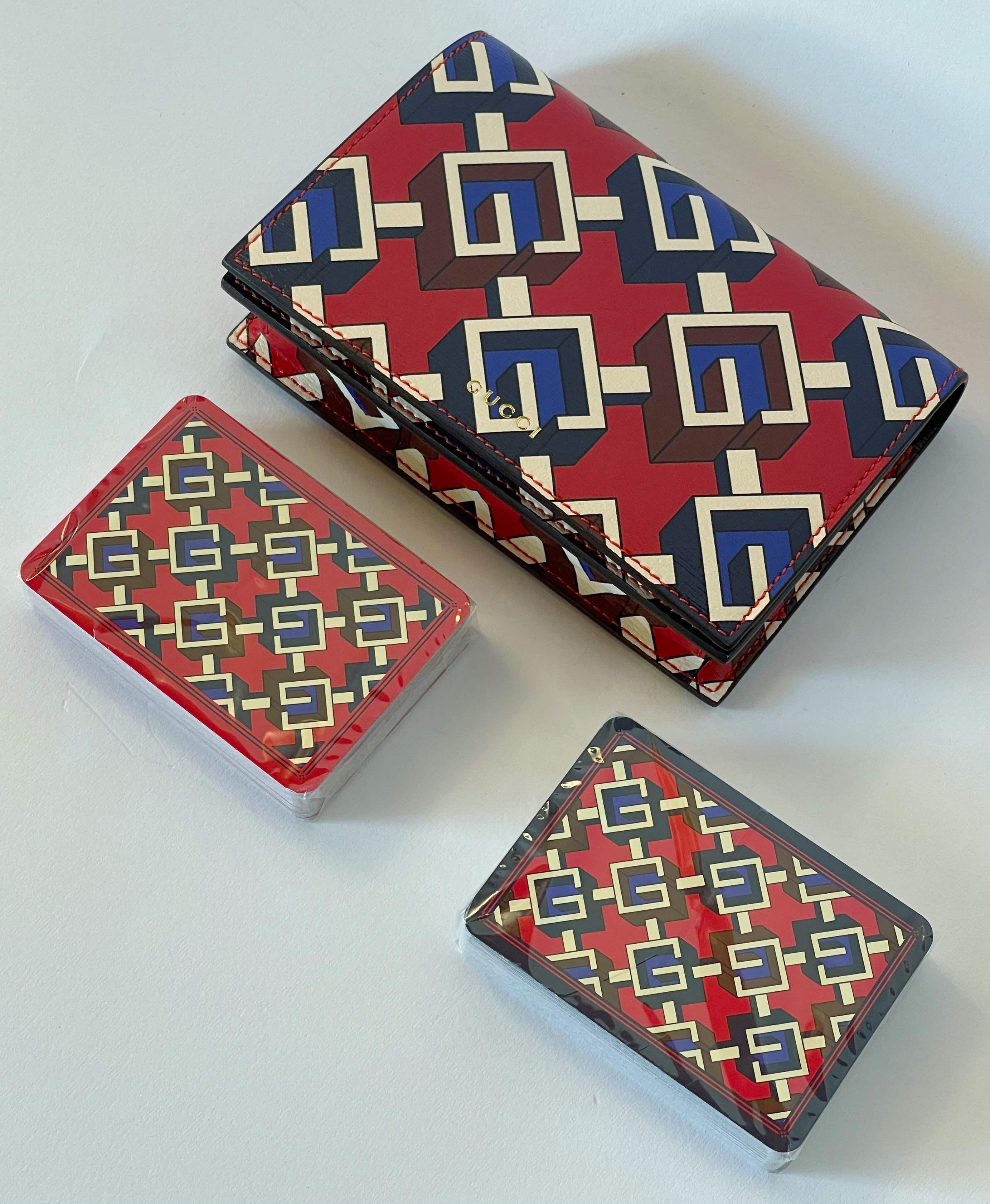 GUCCI Set di carte da gioco doppio poker in tela con stampa G geometrica / Design di Alessandro Michele e Made in Italy nel 2022
Questo set viene fornito nella scatola originale
Larghezza: 6 pollici / Profondità: 4 pollici / Altezza: 1,5 pollici
1