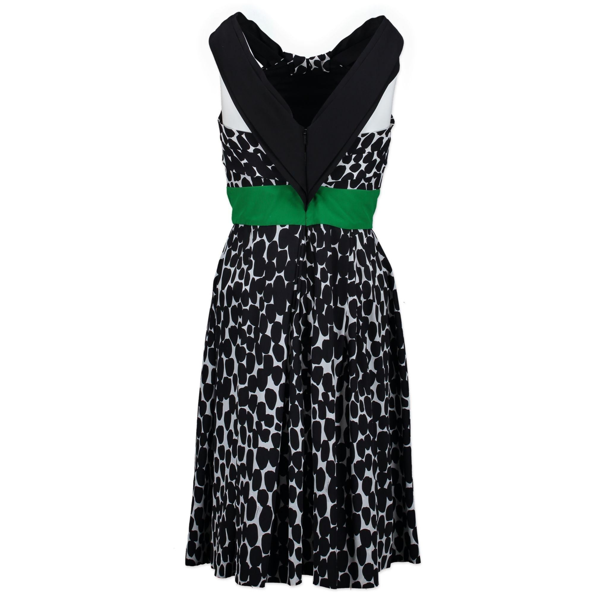 In excellent condition

Gucci 100% silk dress - size 38

This midi silk dress is perfect for a summer party or lunch/dinner. Featuring a black and white print, shoulder straps and a green accent waistband.
Style this dress with some gorgeous strap