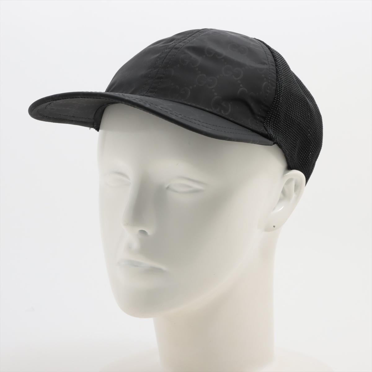 La casquette de baseball Gucci GG en nylon noir est un accessoire élégant et contemporain qui associe harmonieusement des éléments sportifs à la mode haut de gamme. La casquette présente le motif emblématique du monogramme GG, représentant le style