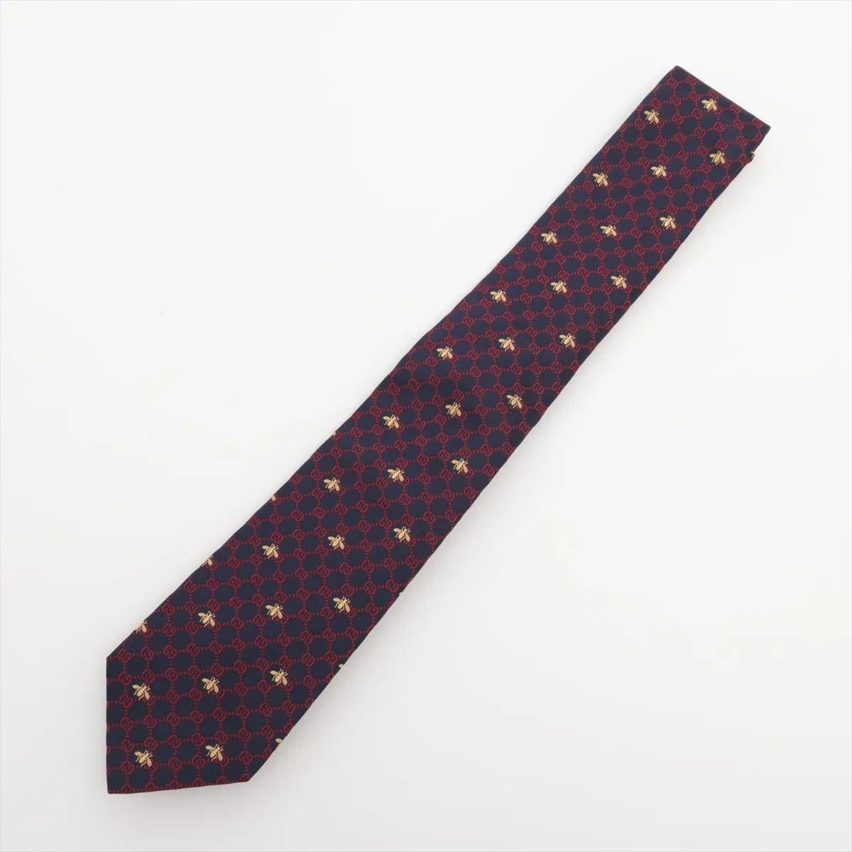 La cravate en soie jacquard GG Bee de Gucci, en bleu marine, est un accessoire raffiné qui allie le style classique aux motifs emblématiques de la marque. Confectionné en soie luxueuse, il présente un tissage jacquard complexe mettant en valeur le