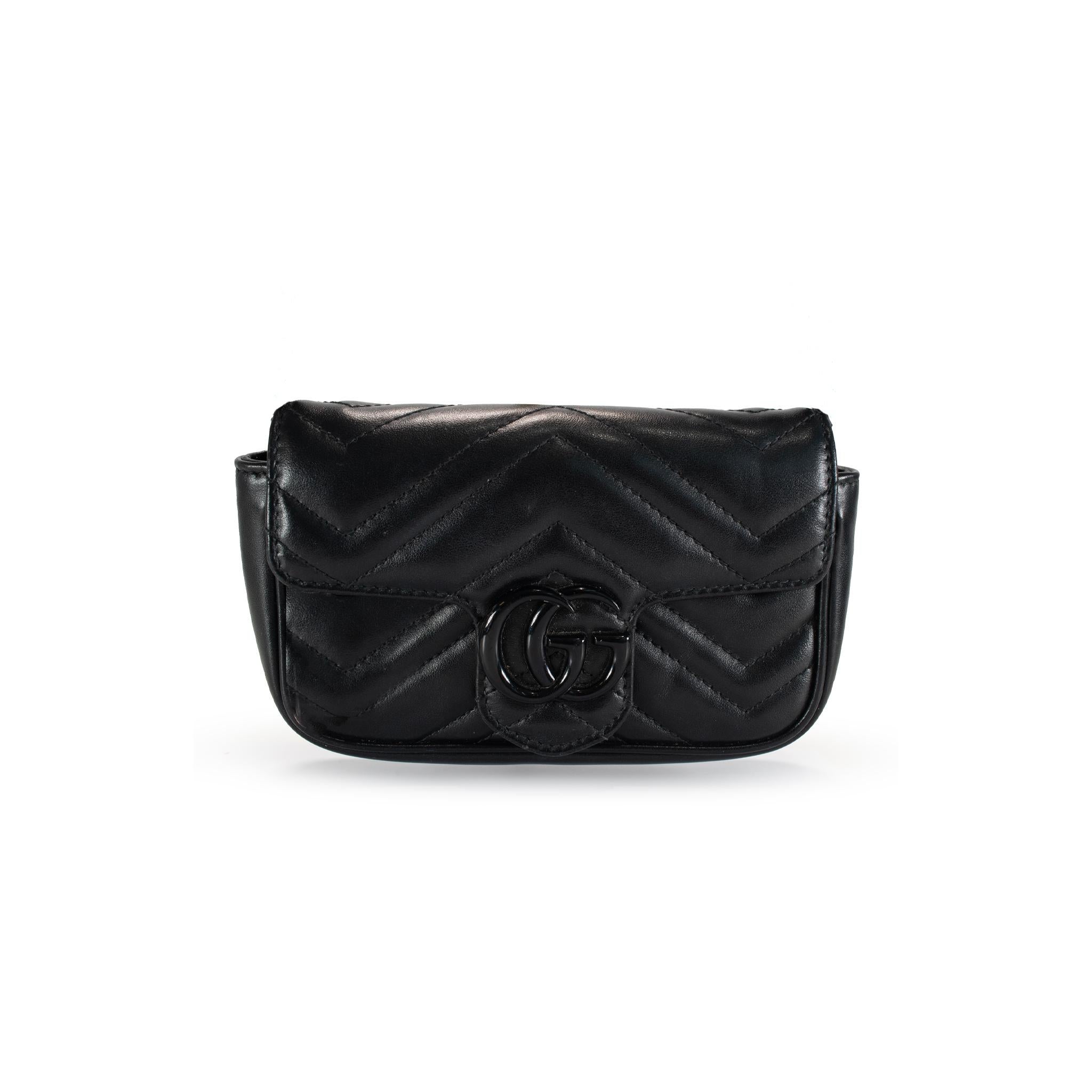 Marchio: Gucci 

Genere: Donna

Altezza: 3.75 pollici

Larghezza: 6,50 pollici

Profondità: 1.75 pollici 

Peso: 350,00 grammi

Gucci GG Borsa con cintura a catena Marmont monocromatica in pelle di vitello nera Matelasse.  Con incisione 
