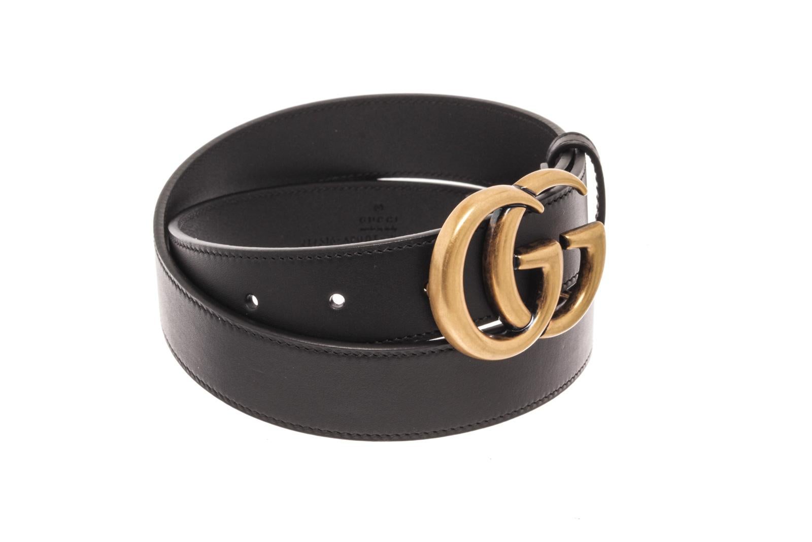 Gucci GG Black Leather GHW Thin Belt 75 with this stylish belt is made of black calfskin leather and features an interlocking gg buckle in antique brass.

76005MSC