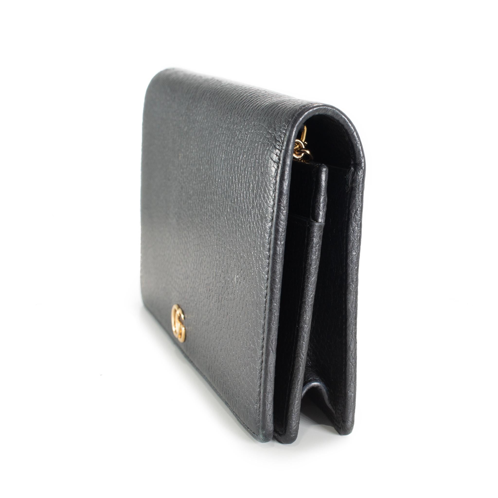 Noir Gucci Gg Black Textured Leather Marmont Wallet on Chain Crossbody Bag en vente