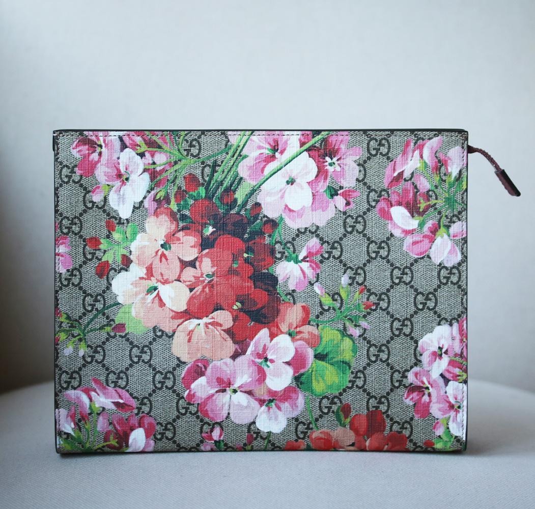 A large cosmetic case in our Blooms print on our GG Supreme canvas. Blooms print GG Supreme canvas, a material with low environmental impact, with antique rose leather detail. Interior pocket. Zip top closure. Made in Italy. Does not come with its