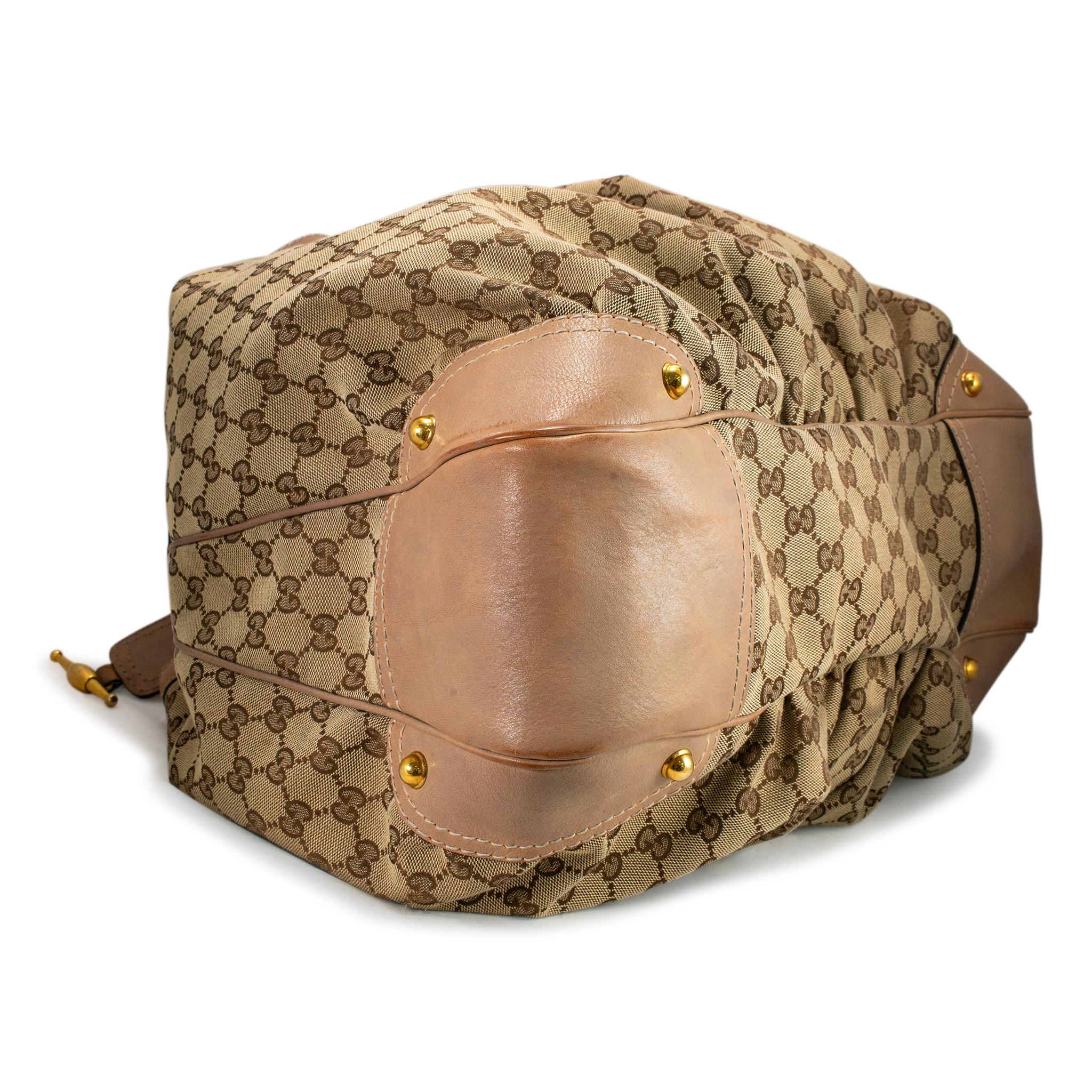 Brand: Gucci

Measurements (W x H x D): 18