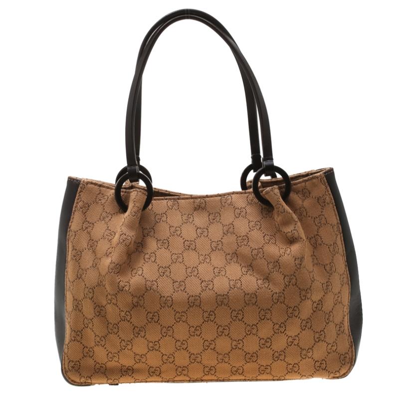 This strikingly stylish GG canvas and leather bag, lined with canvas in the interior, does dual work as a fashion accessory and practical necessity. Look elegant and gorgeous in this Gucci piece, designed in a brilliant shade of brown. It is