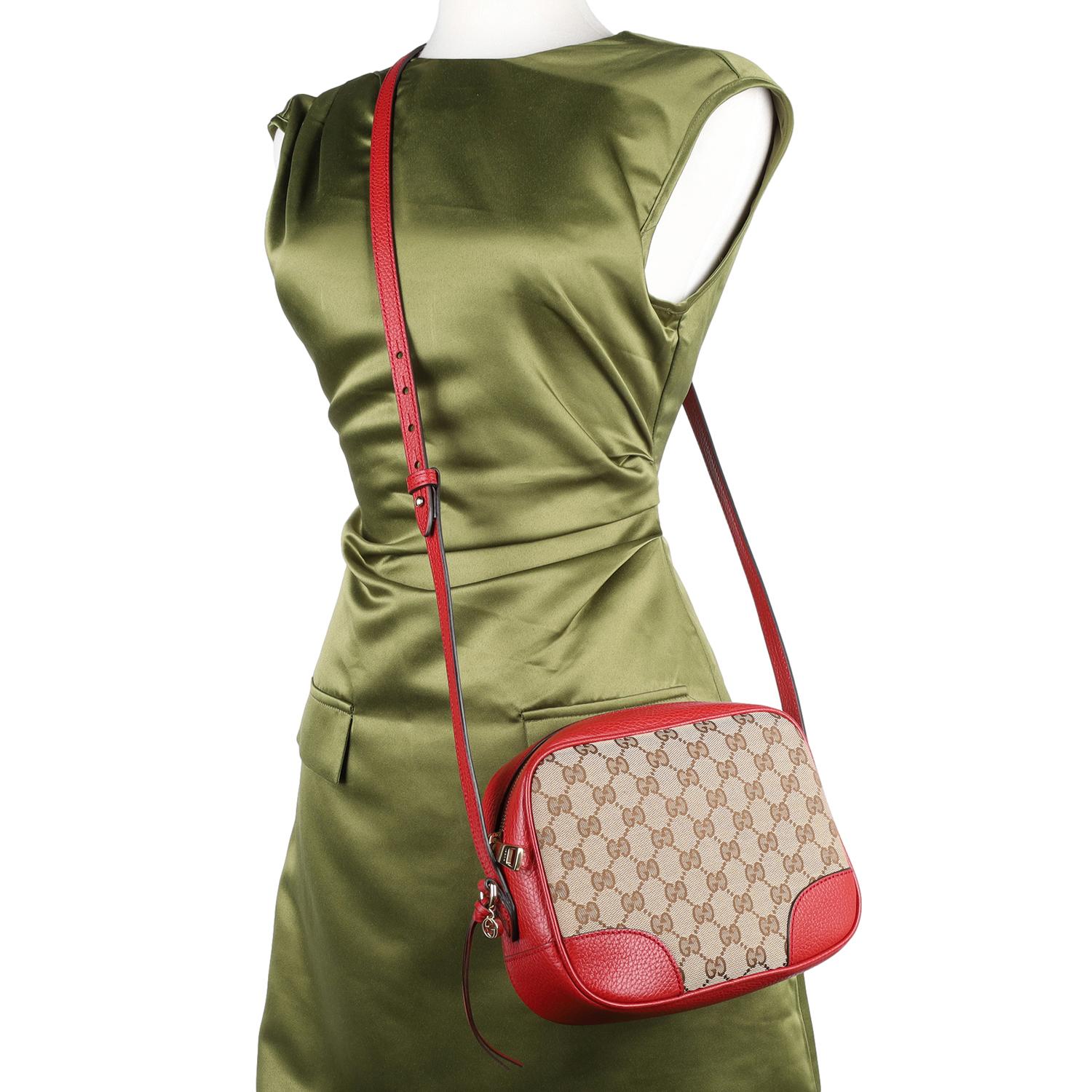 Authentische Gucci GG Canvas Bree Crossbody Bag in Rot.

Mit braunem und beigem Gucci-Monogramm-Canvas mit rotem Lederbesatz, Reißverschluss oben, Schulterriemen aus Leder und goldener Hardware. Die Crossbody öffnet sich zu einem beigen Innenraum
