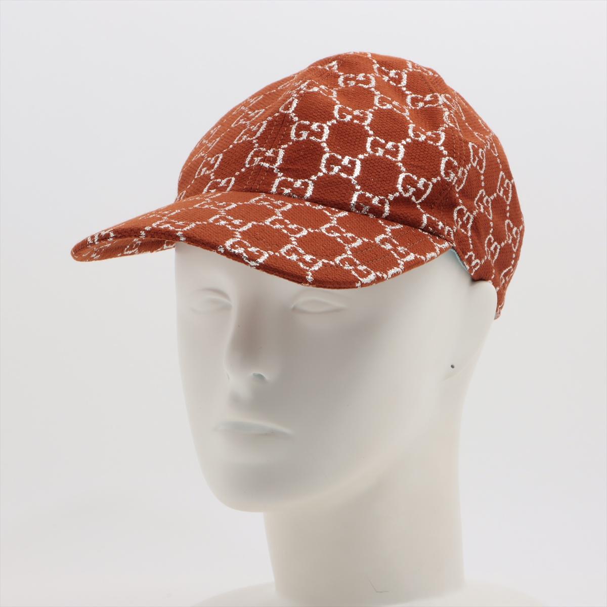 Il GG Canvas Cap di Gucci in Rust Brown è un accessorio elegante e accogliente che combina un design classico con il calore della stagione. Realizzato in morbida lana con l'inconfondibile motivo GG di Gucci, il CAP presenta un ricco colore marrone