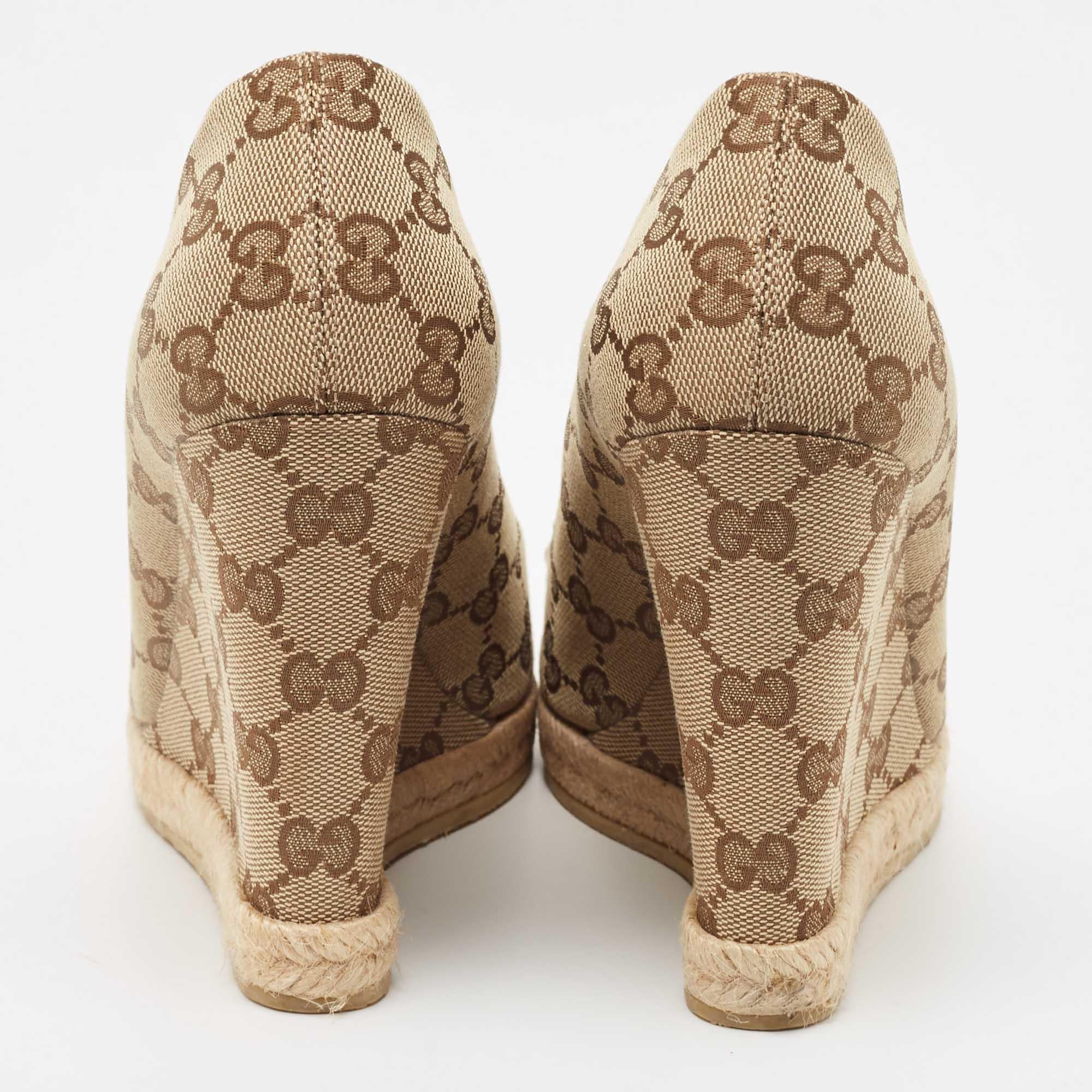 Gucci GG Canvas Charlotte Horsebit Wedge Peep Toe Espadrille Pumps Size 38.5 For Sale 1