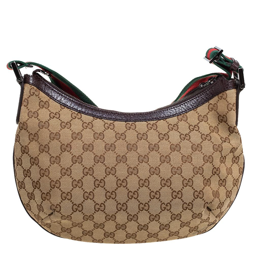 Look stylish carrying this messenger bag brilliantly designed by Gucci. It is crafted with GG-coated canvas, trimmed with leather and is offered with a long Web shoulder strap which makes it very easy to hold onto. The top zipper opens to a