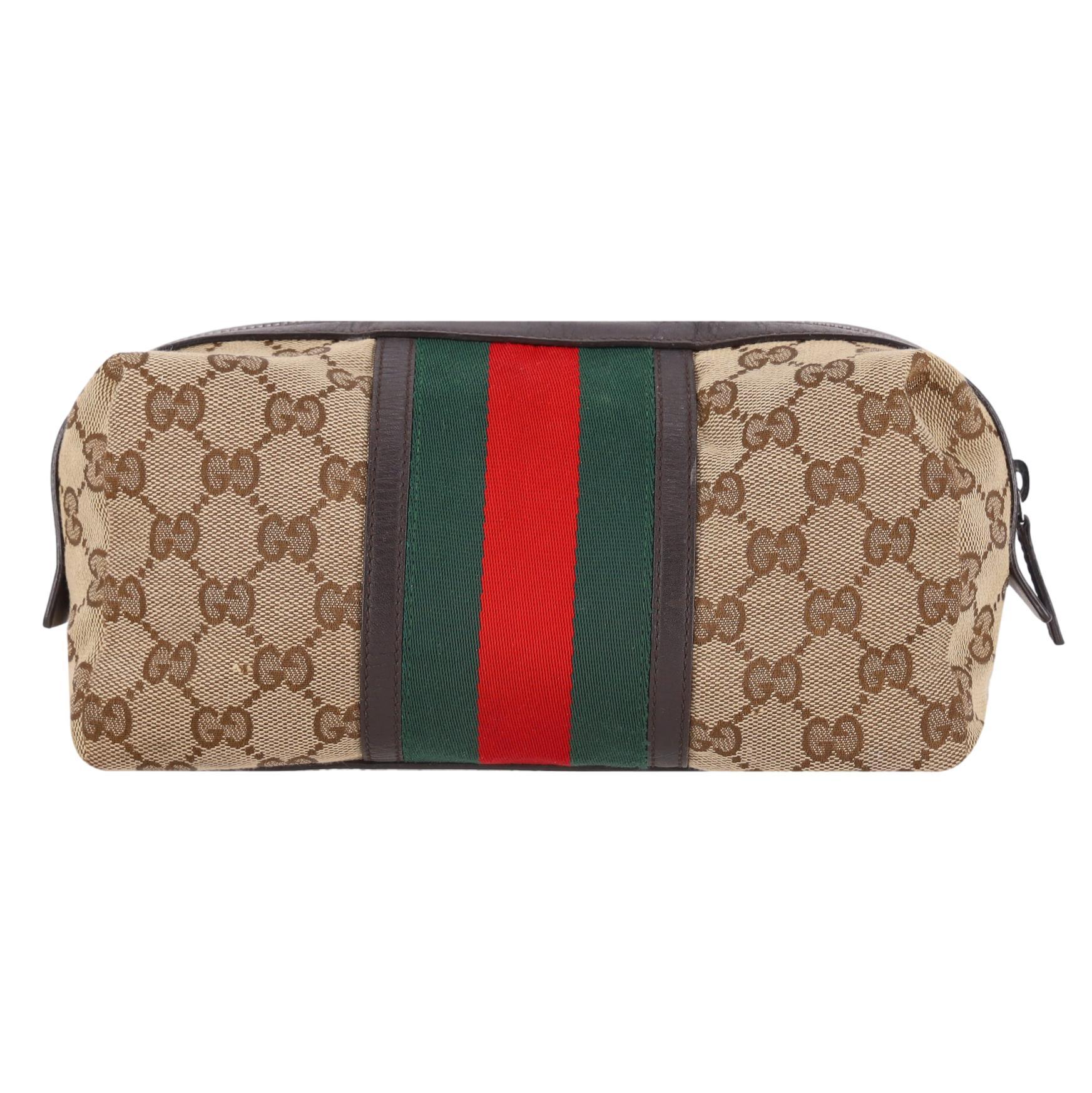 GG Canvas Web Stripe Cosmetic Pouch/Toiletry Bag di Gucci

Marsupio beige scuro realizzato in tela GG e decorato con una striscia Web verde e rossa lungo il centro.

Caratterizzata da finiture in pelle marrone scuro e chiusura superiore con