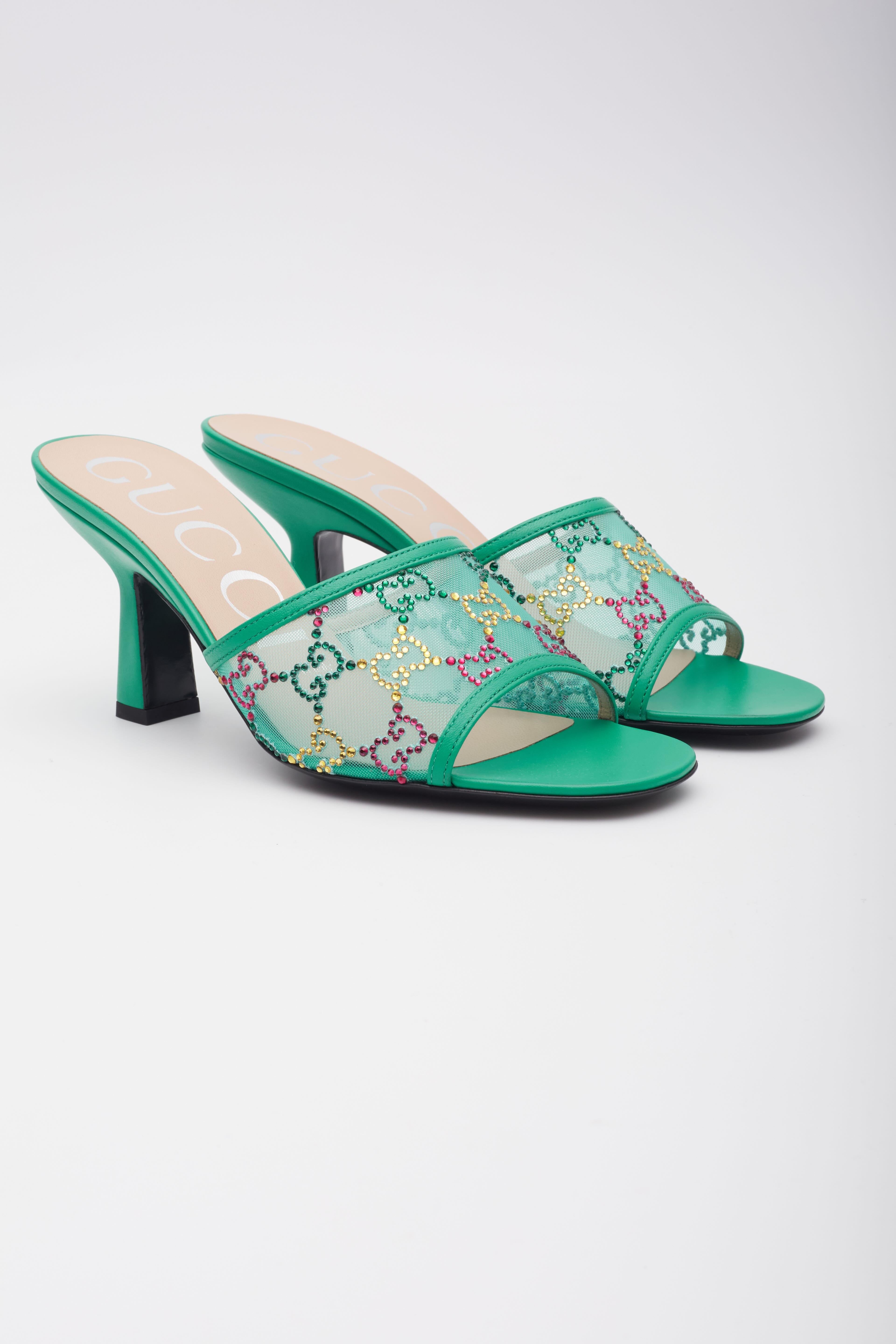 Color: verde Charlotte con adornos de cristal multicolor
Material: malla con cristales
Model No. 749723

UE 39,5
Altura del tacón: 50 mm / 2