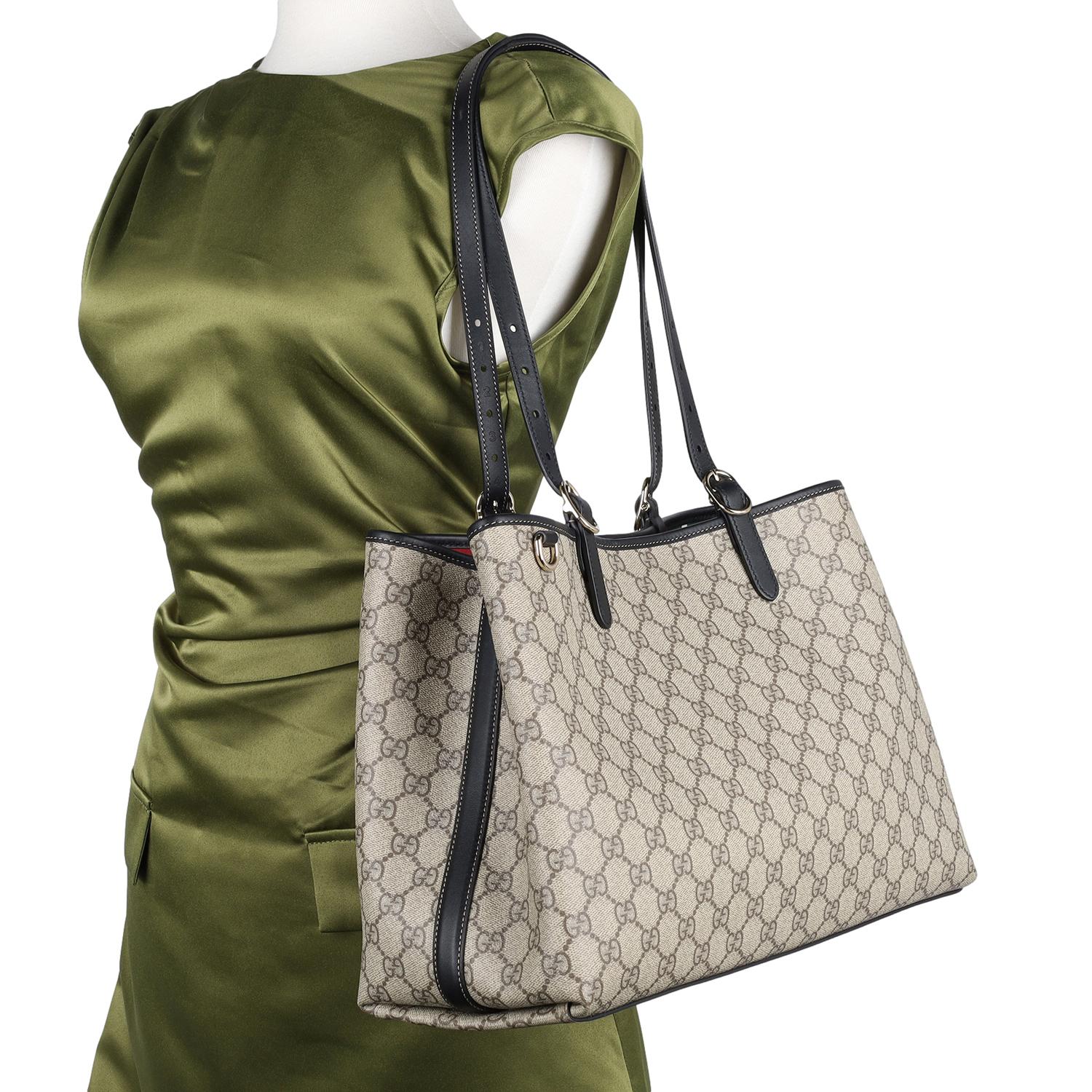 Autentica Maxi Tote Bag con emblema GG di Gucci in marrone e nero. Viaggia con un atteggiamento deciso con questa borsa da viaggio tote grande di Gucci GG. Questa borsa è ideale per la palestra, il lavoro, i viaggi o la notte.