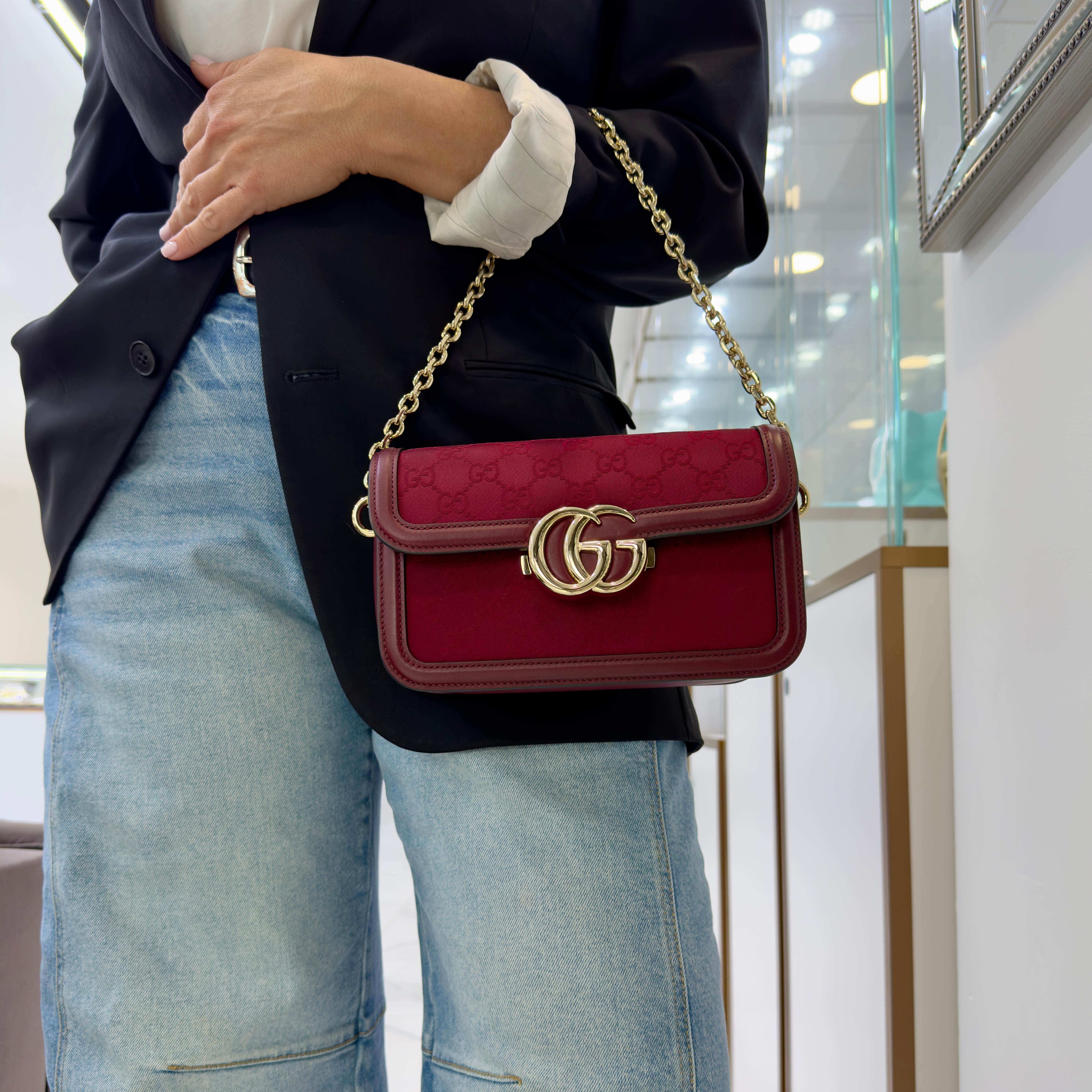 Rouge Gucci GG GO Small Bordeaux Gold Hardware Shoulder Bag en vente