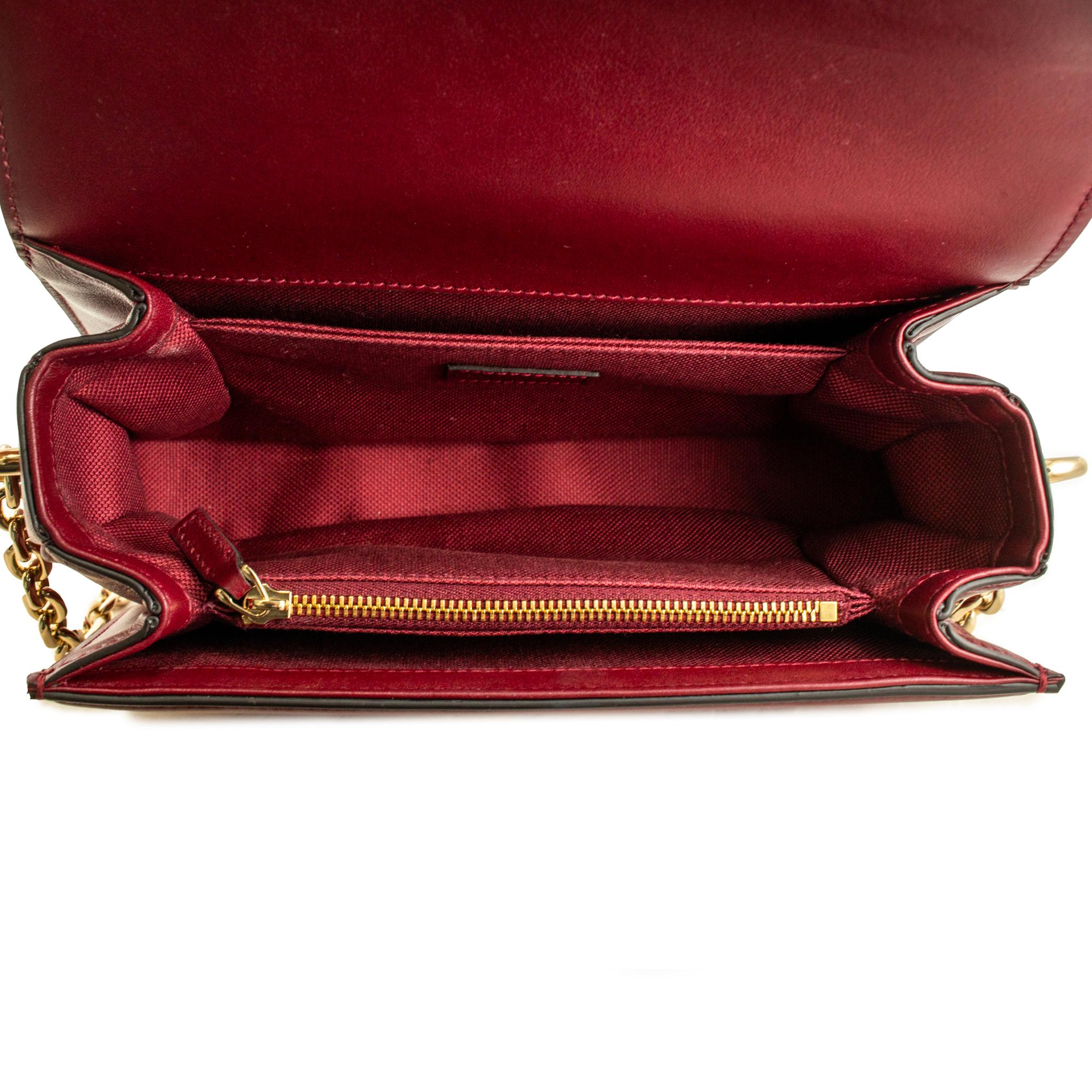 Gucci GG GO Small Bordeaux Gold Hardware Shoulder Bag en vente 2