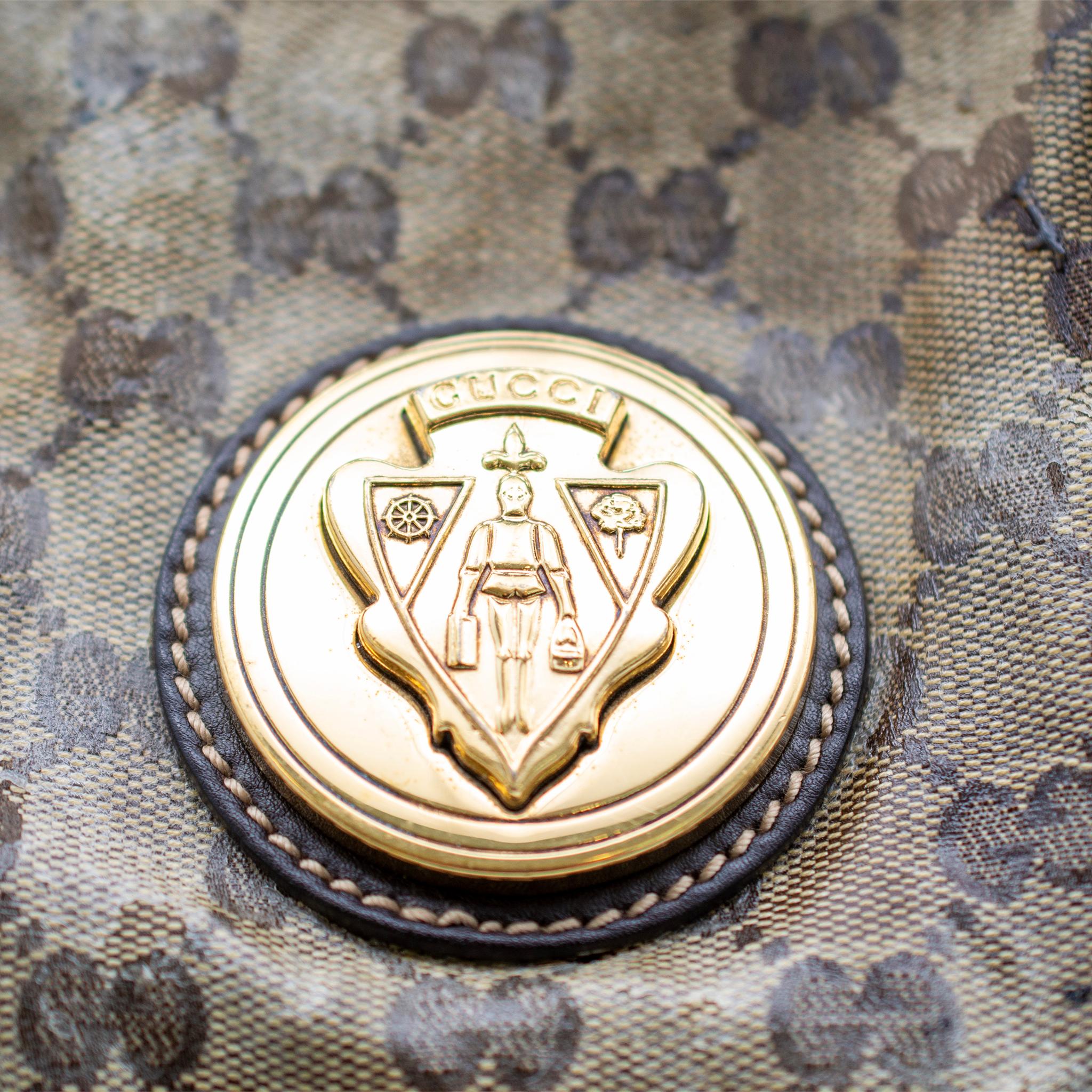 Brand: Gucci

Measurements (W x H x D): 18