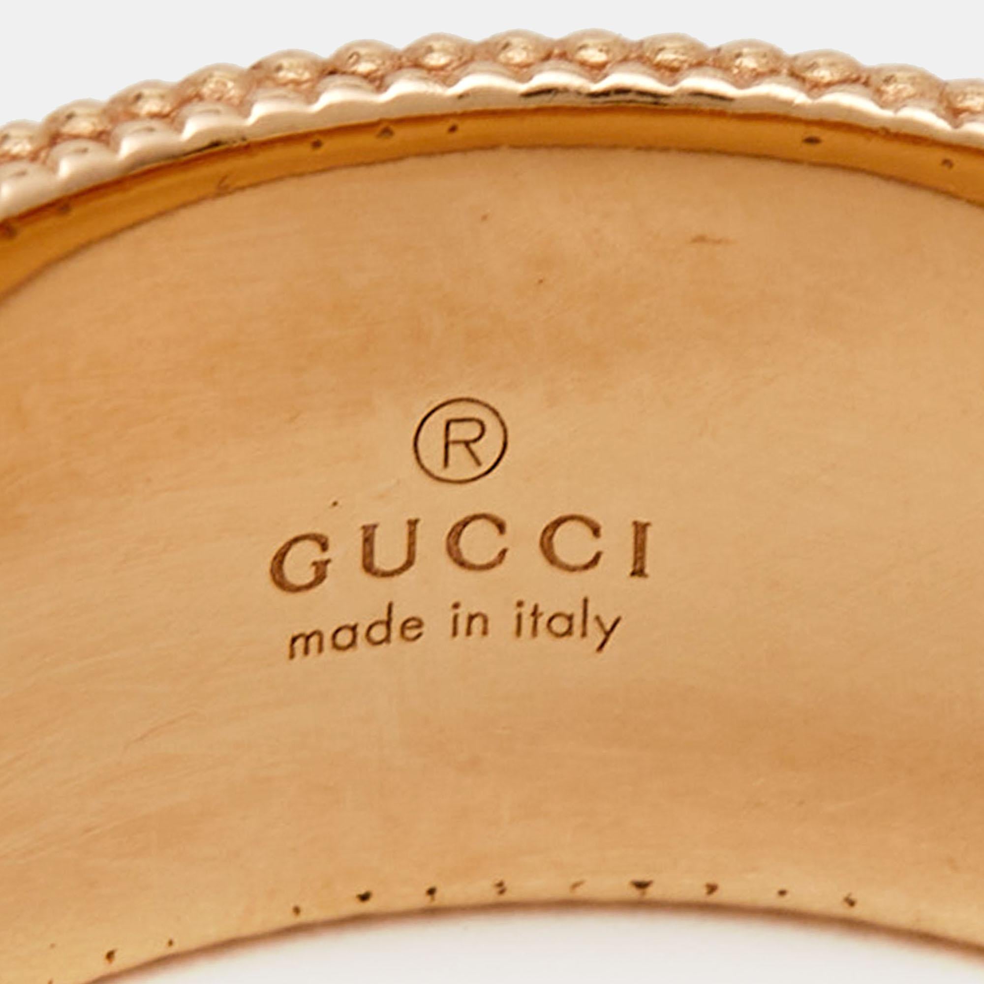 Lassen Sie sich von der zeitlosen Anziehungskraft des Gucci Armbands verzaubern. Dieses exquisite, mit viel Liebe zum Detail gefertigte Schmuckstück kombiniert luxuriöses 18-karätiges Roségold mit zarten Emailleblüten und GG-Logos und schafft so