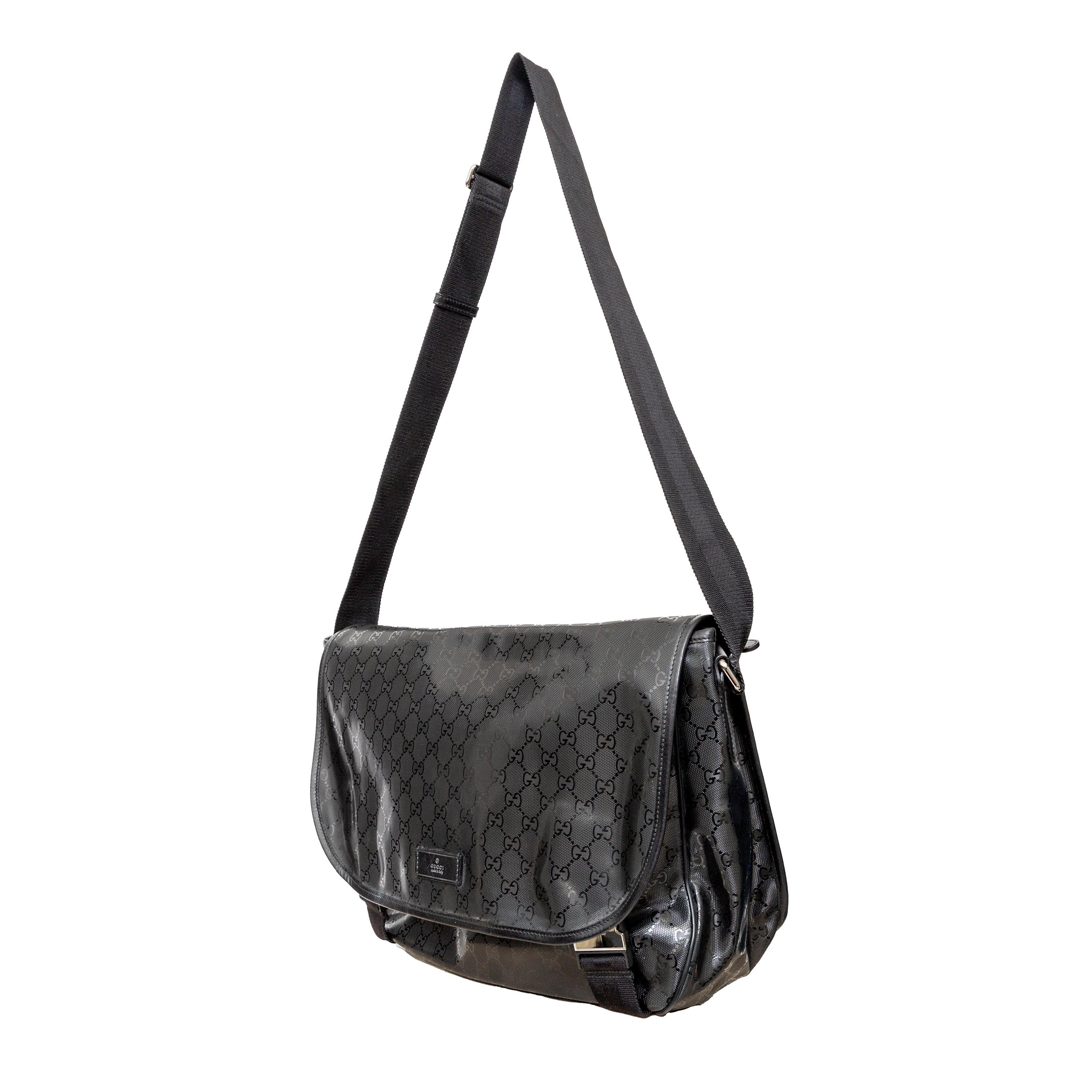 Realizzata in tela smaltata con finiture in pelle, questa borsa messenger è dotata di hardware in tonalità argento, tracolla regolabile, chiusura con fibbia e interni foderati in jacquard con una tasca. 
 Misure: