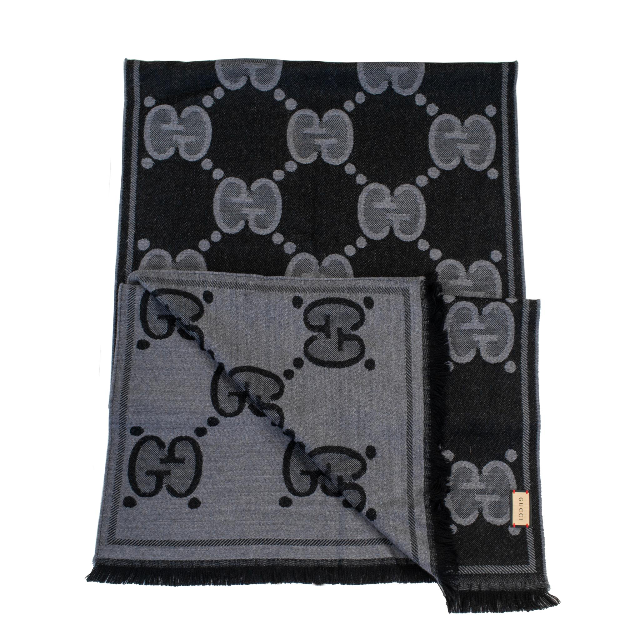 Marchio: Gucci 

Larghezza: 18,50 pollici

Altezza: 72,00 pollici

Peso: 430,00 grammi

Sciarpa Gucci GG Jumbo in lana e seta jacquard in cashmere grigio e nero. Sull'articolo è presente anche il marchio 