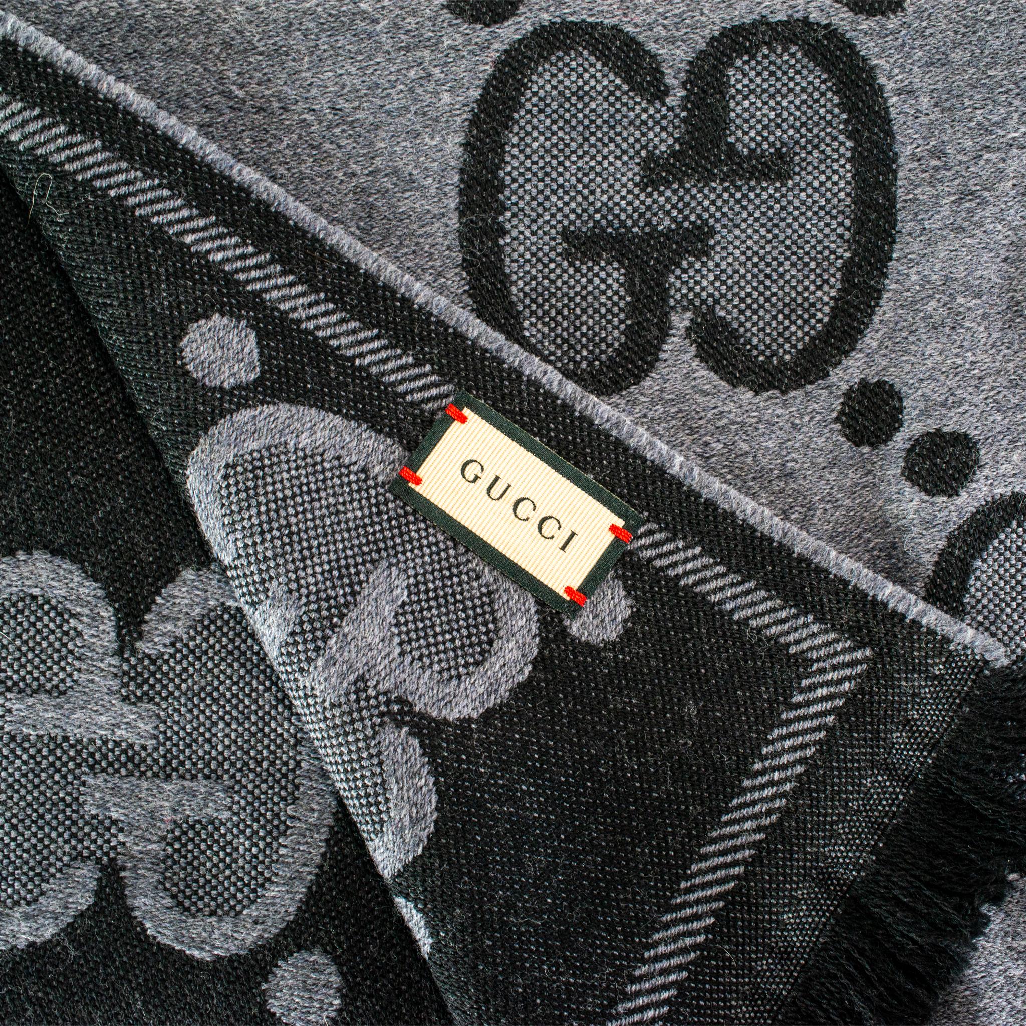 Gucci GG Sciarpa jumbo in lana e seta jacquard in grigio e sciarpa in cashmere nero In condizioni ottime in vendita a Houston, US