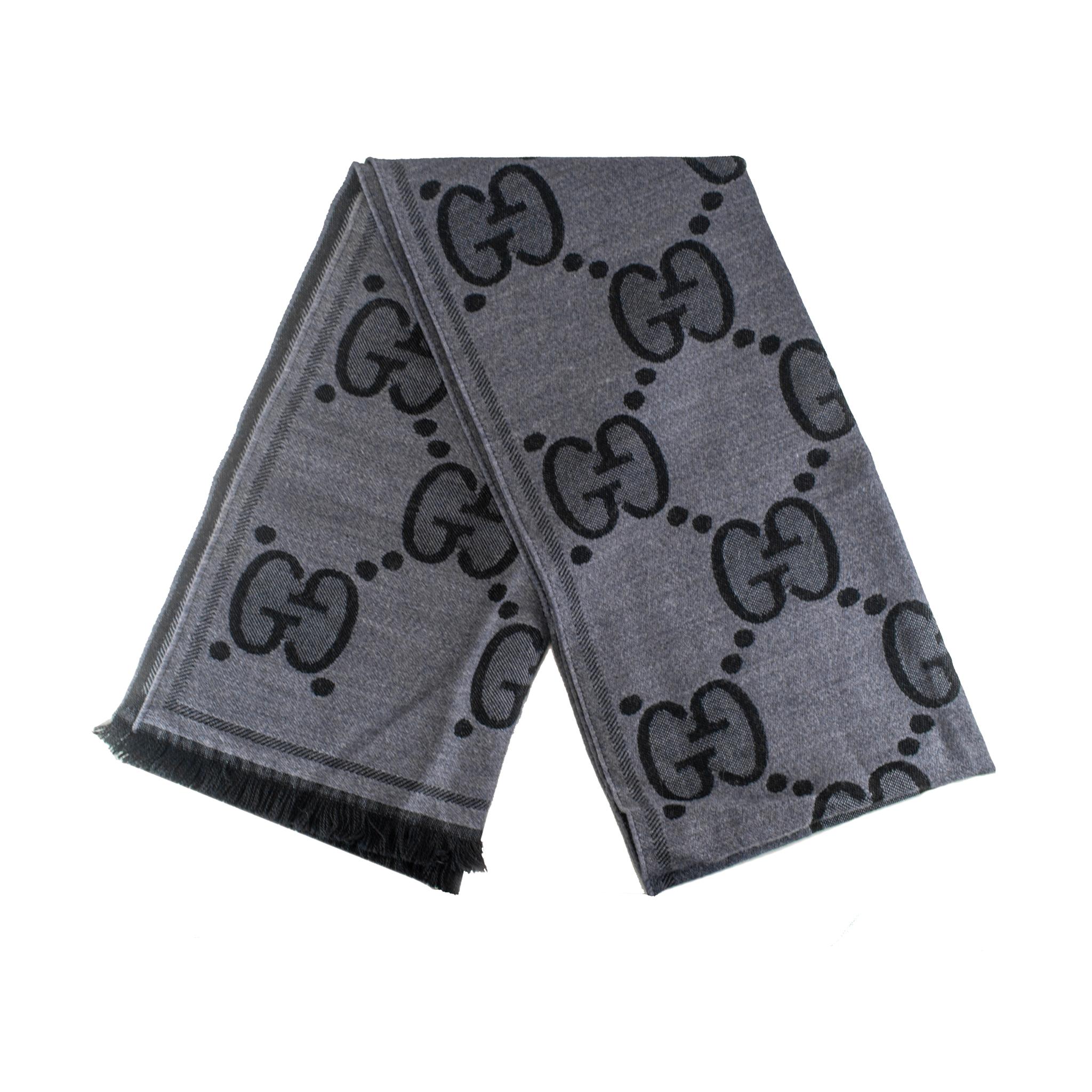 da uomo o donna Gucci GG Sciarpa jumbo in lana e seta jacquard in grigio e sciarpa in cashmere nero in vendita