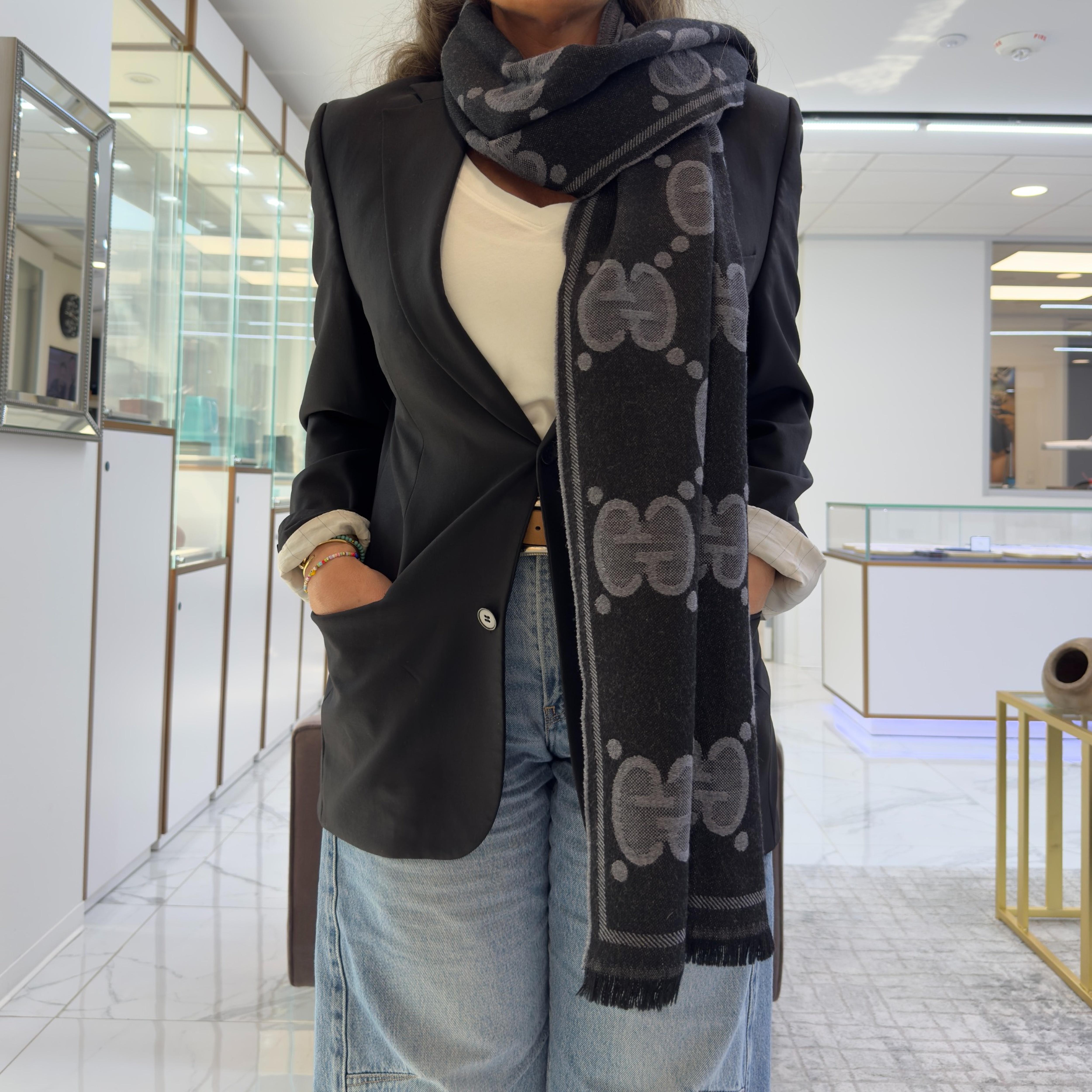 Gucci GG Sciarpa jumbo in lana e seta jacquard in grigio e sciarpa in cashmere nero in vendita 2