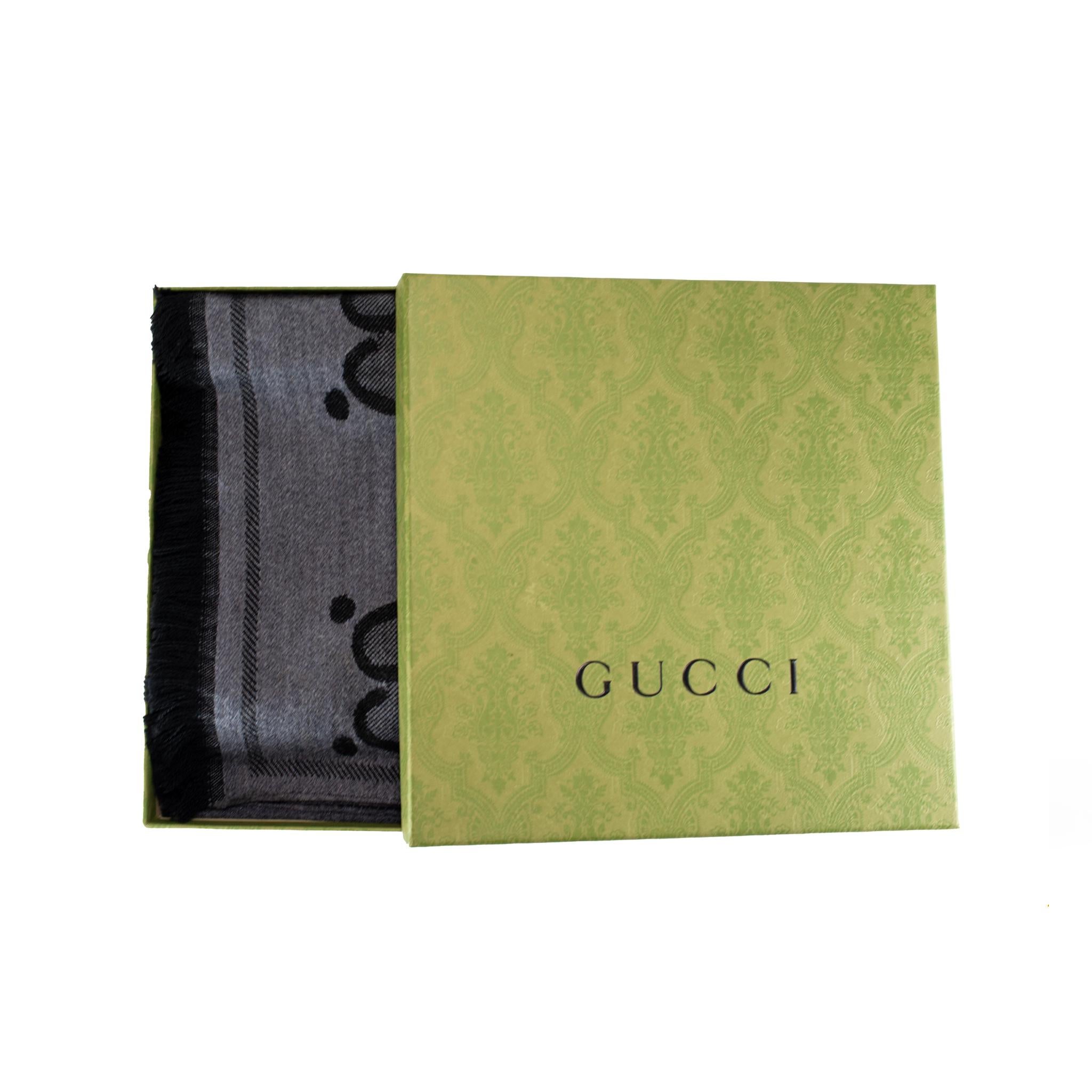 Gucci GG Sciarpa jumbo in lana e seta jacquard in grigio e sciarpa in cashmere nero in vendita 3