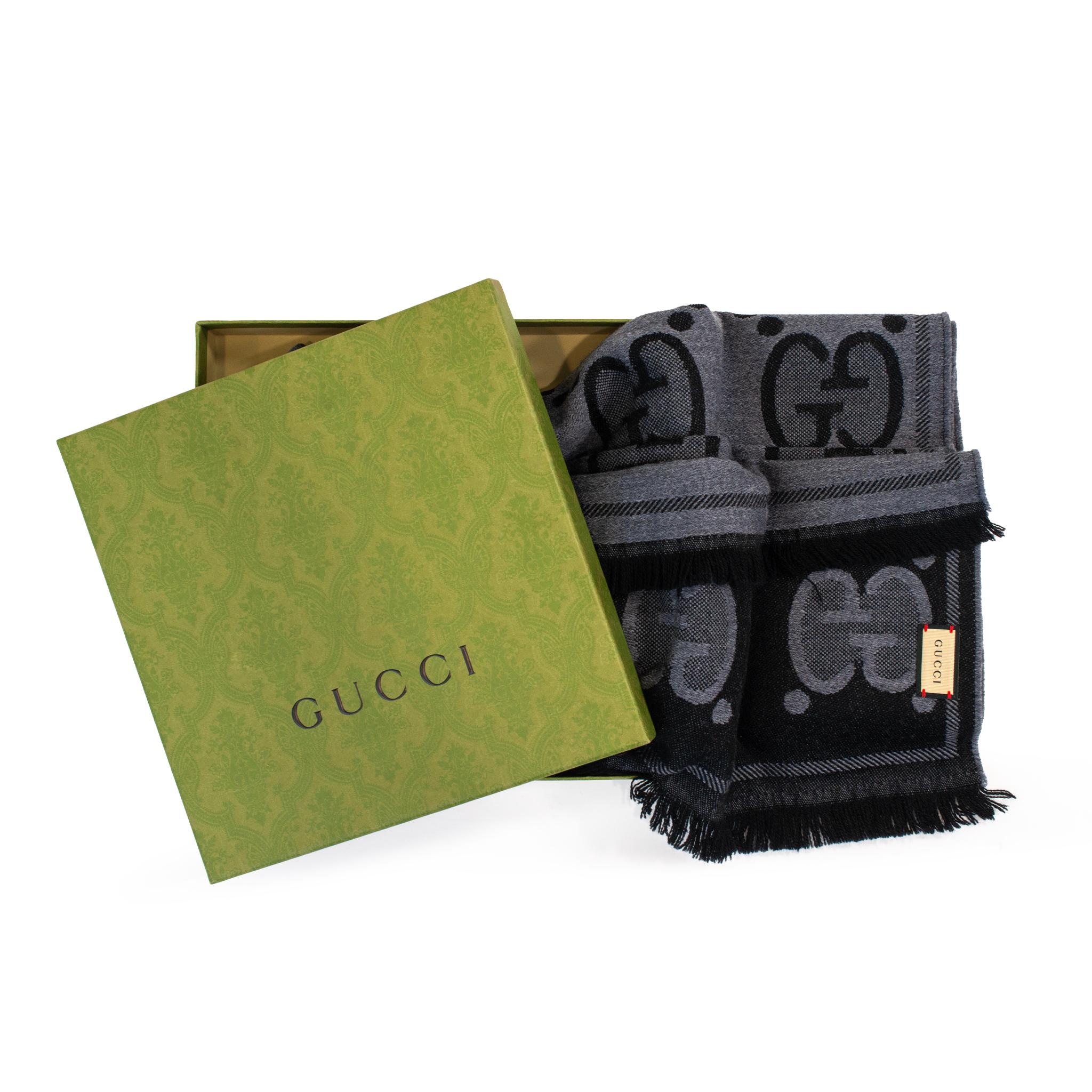 Gucci GG Sciarpa jumbo in lana e seta jacquard in grigio e sciarpa in cashmere nero in vendita 4