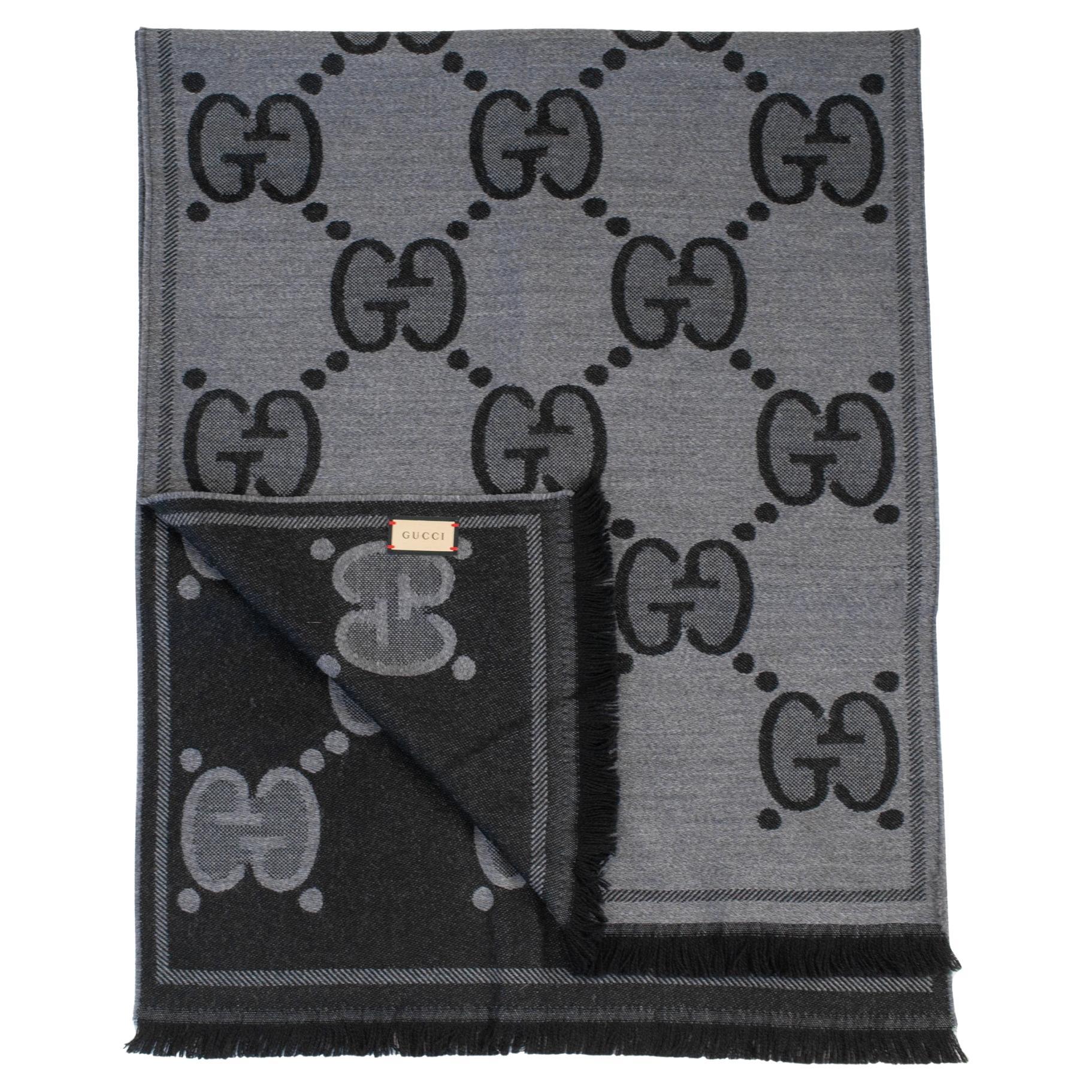 Gucci GG Sciarpa jumbo in lana e seta jacquard in grigio e sciarpa in cashmere nero