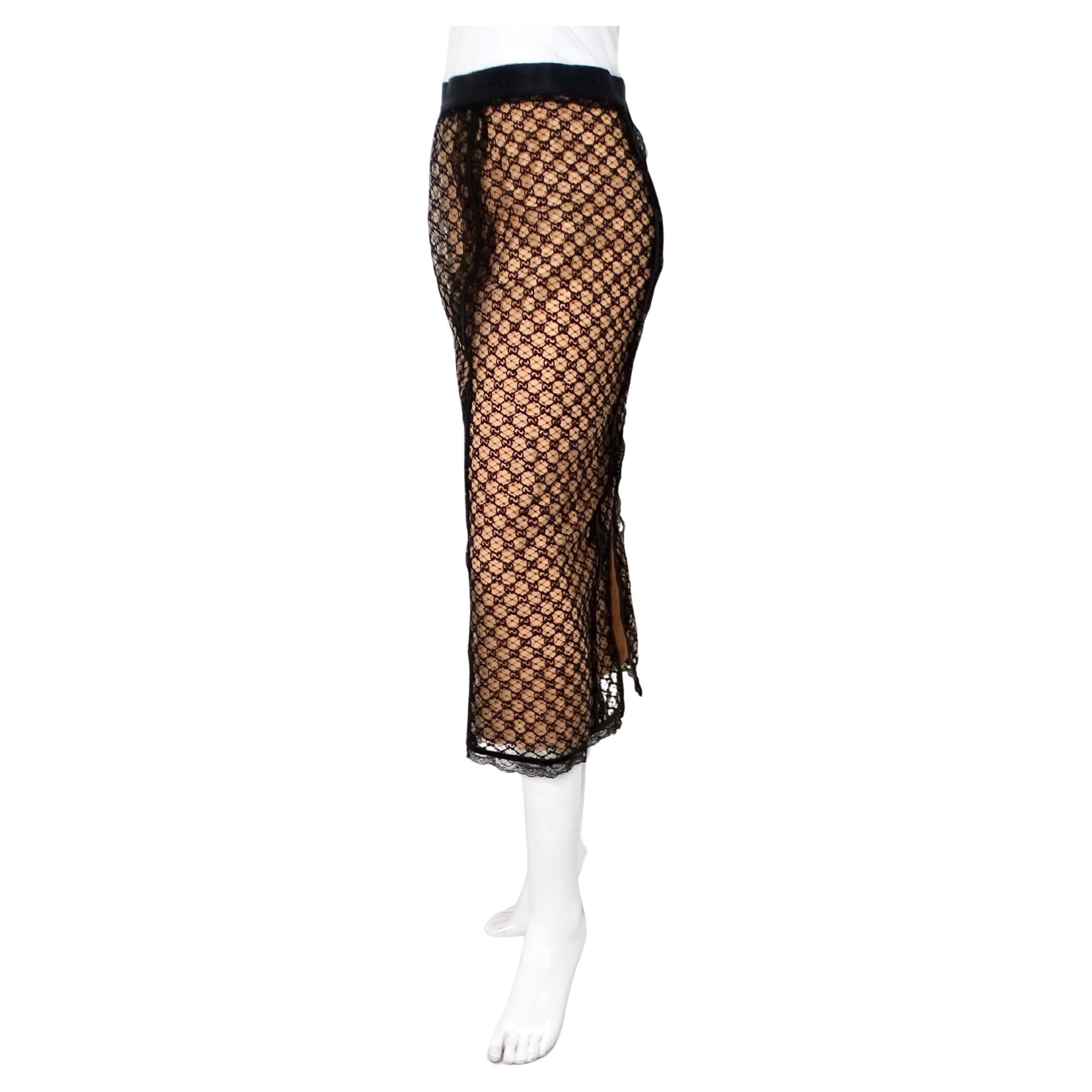 La Falda Midi Gucci GG de Encaje Bordado con Slip de Seda Acoplable es una pieza sofisticada y versátil que personifica la artesanía de lujo. La capa inferior presenta un faldón de seda nude que proporciona una base suave y elegante, ofreciendo un