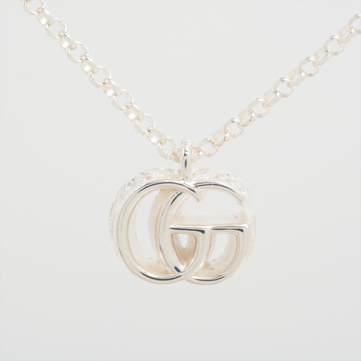 The Gucci GG Logo Arabesque Necklace in Silver is a sophisticated piece that blends timeless elegance with intricate detailing. Crafted from sterling silver, the necklace features an iconic GG logo adorned with ornate arabesque engravings, adding a