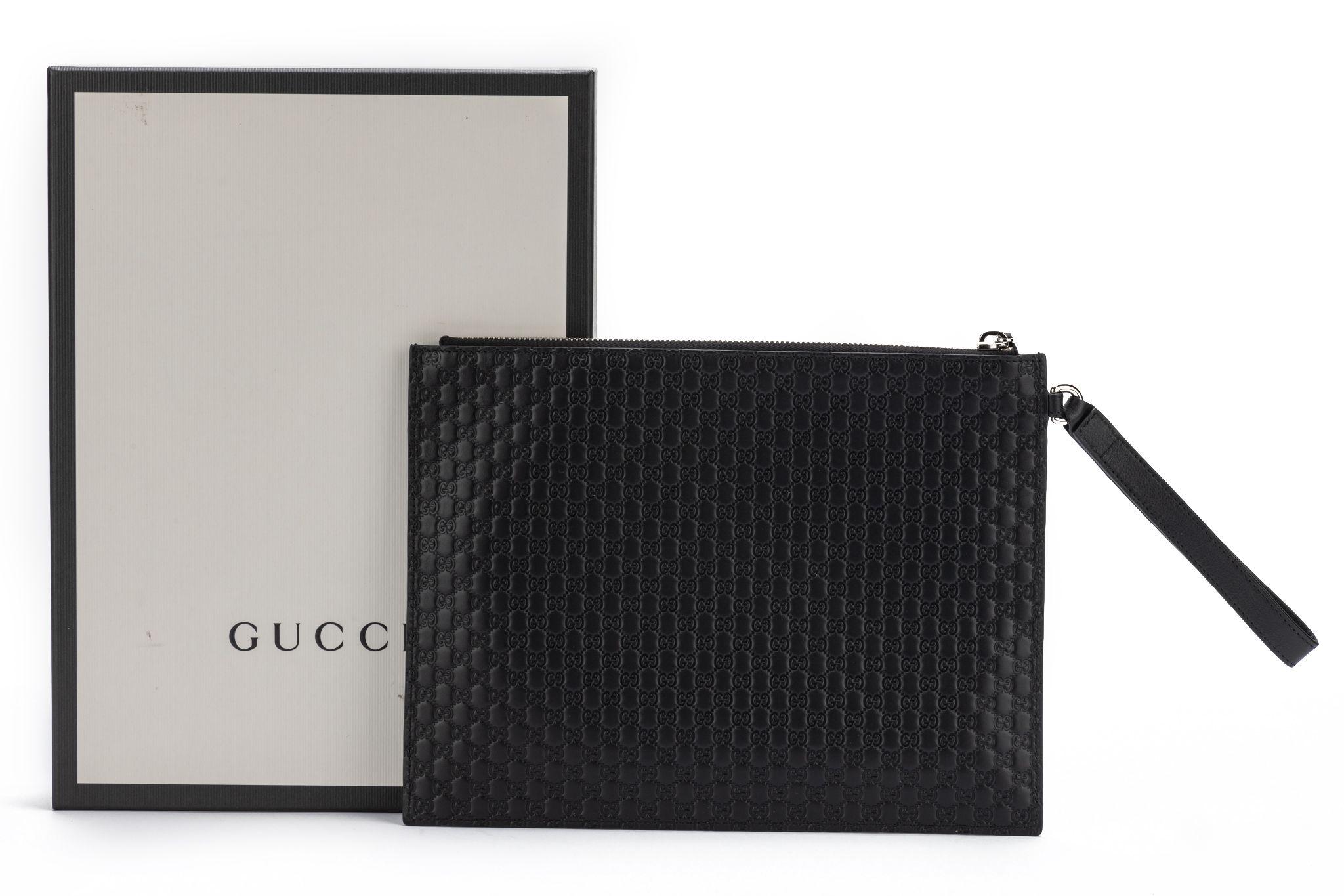 Pochette noire Gucci GG Logo en cuir. Il est neuf et livré avec les livrets, la jaquette et la boîte d'origine.
