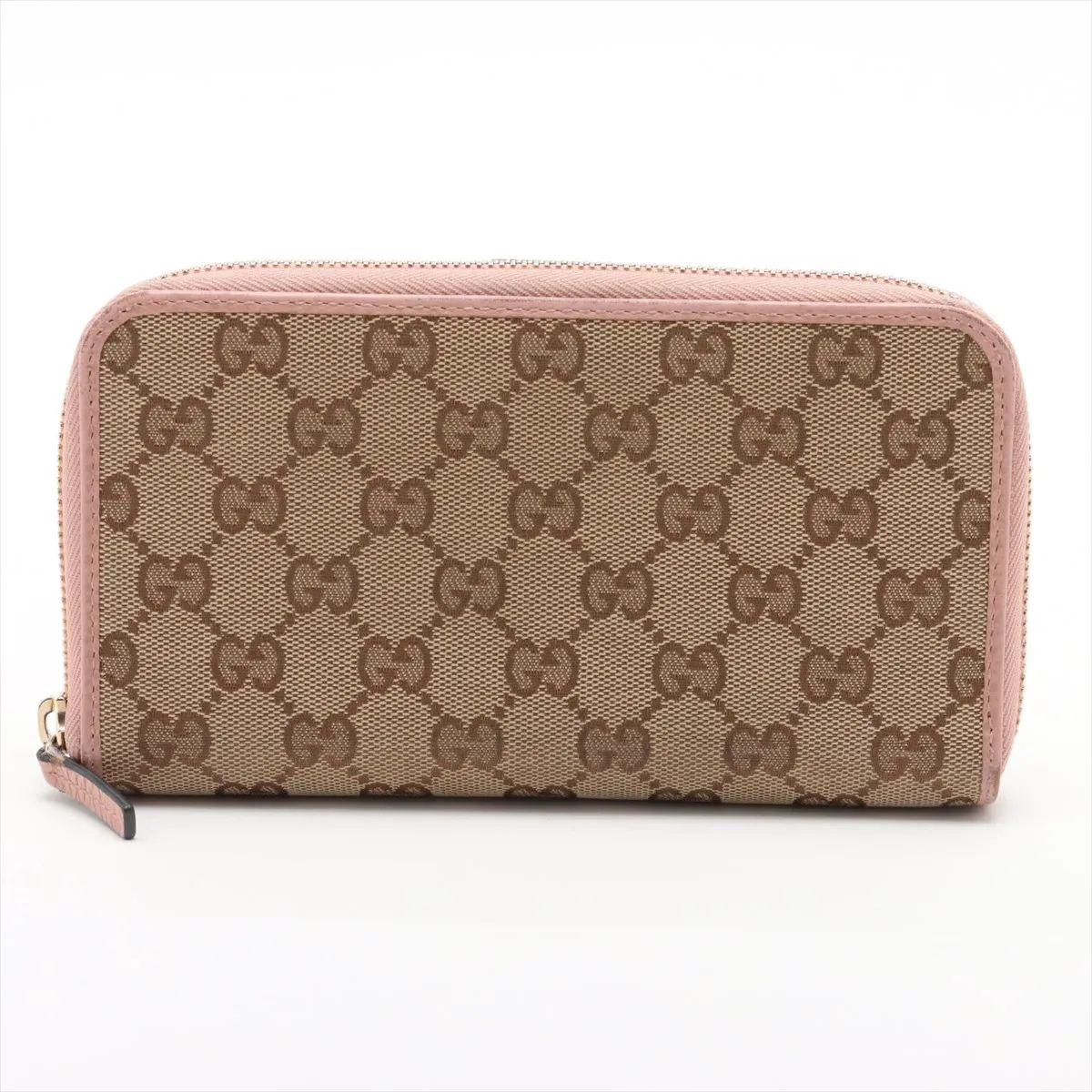 Il portafoglio Gucci GG Logo Zippy combina un design classico con un tocco giocoso, realizzato con l'iconica tela GG beige del marchio e con finiture in morbida pelle rosa. La chiusura con cerniera si apre su un interno organizzato con cura e dotato