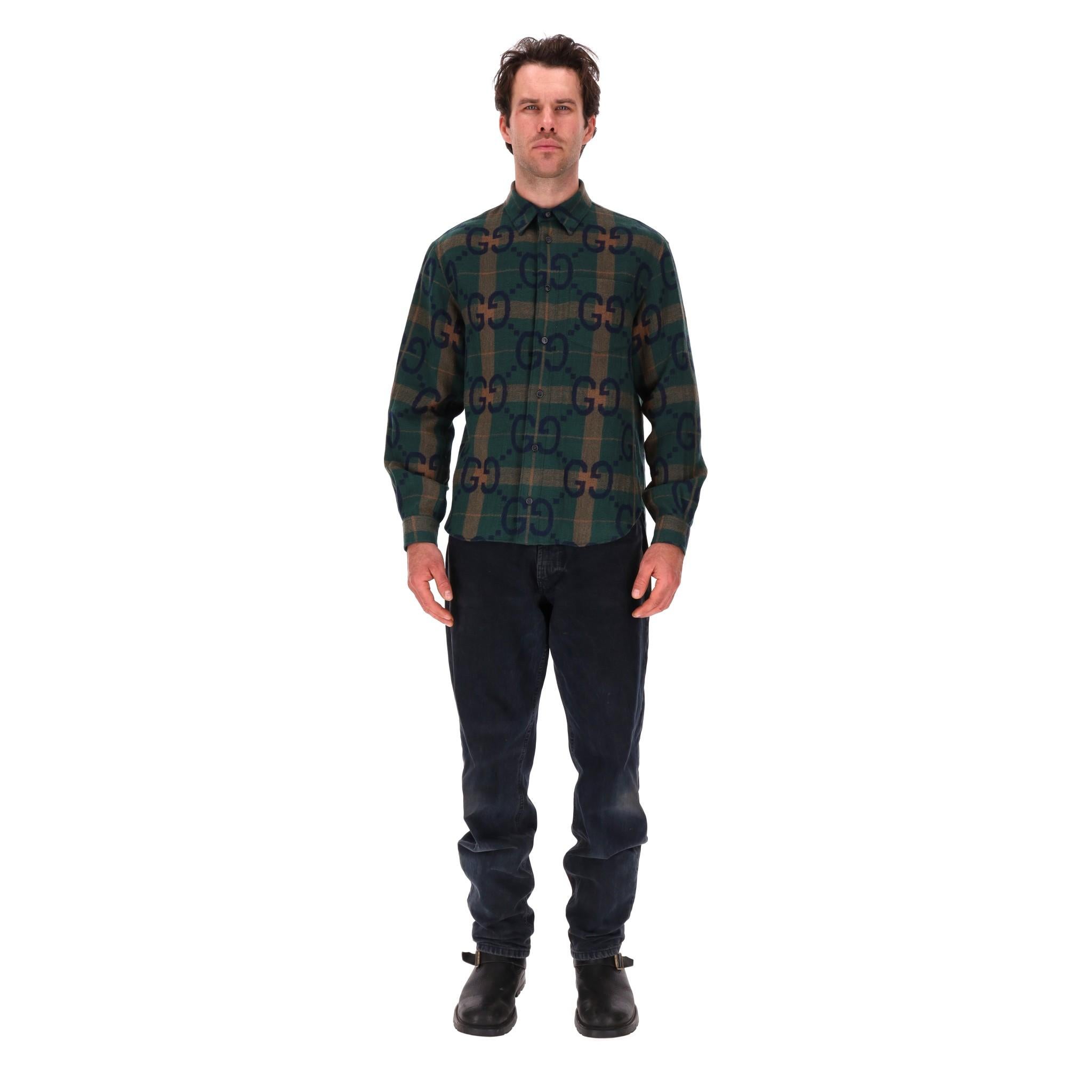 Gucci 'GG' Logo Checked Wool Shirt

Dark green plaid check shirt crafted from wool with all-over jumbo 'GG' monogram pattern in navy.

Pointed collar, chest pocket buttoned cuffs and centre button closure.

Rrp Approx. £1,100

Size – 46IT

Condition
