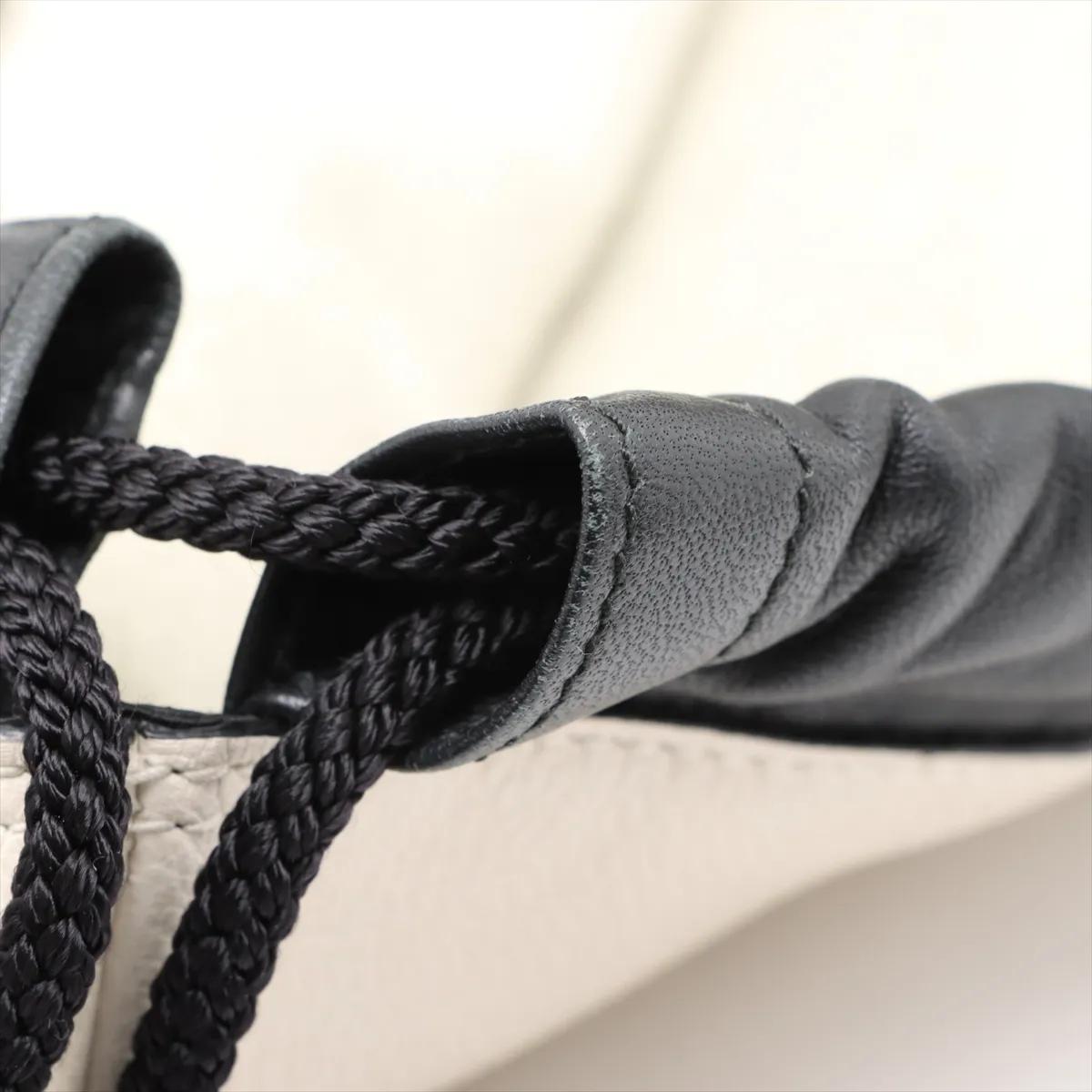 Sac à dos en cuir avec cordon de serrage et logo GG de Gucci, blanc en vente 5