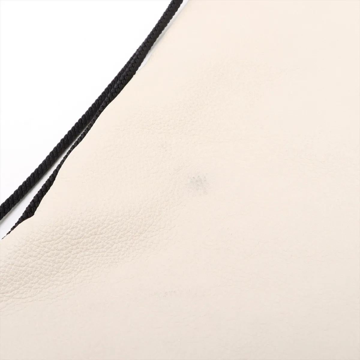 Sac à dos en cuir avec cordon de serrage et logo GG de Gucci, blanc en vente 7