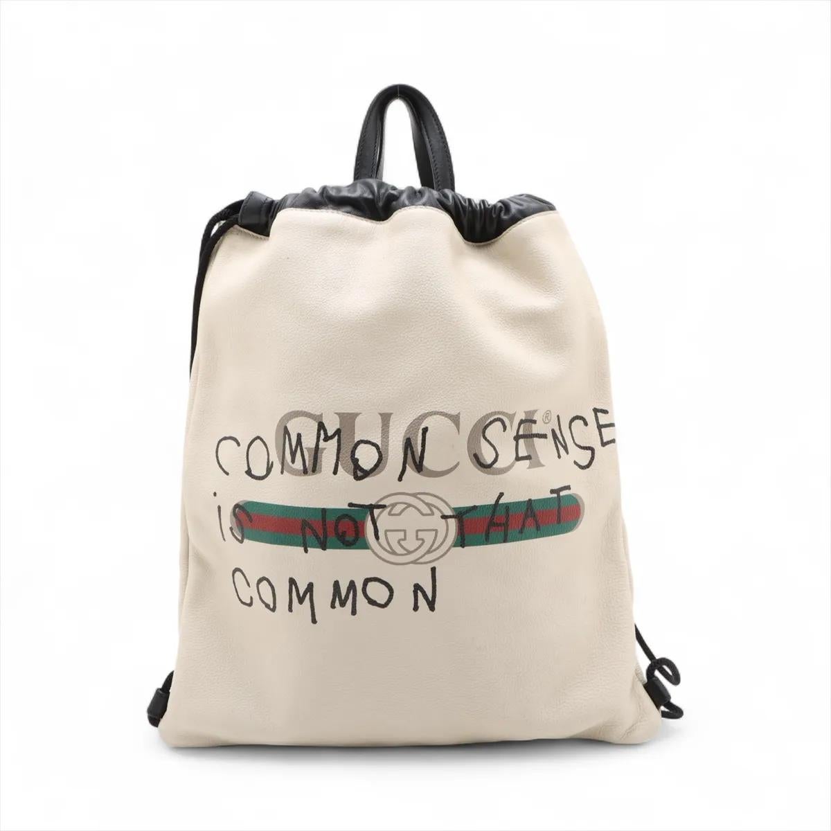 Le sac à dos en cuir à cordon de serrage avec logo GG de Gucci en blanc est une pièce audacieuse et élégante qui capture l'esprit créatif moderne de la marque. Confectionné en cuir de première qualité, il arbore sur le devant l'imprimé graffiti