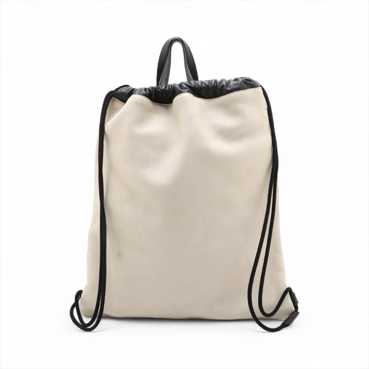 Blanc Sac à dos en cuir avec cordon de serrage et logo GG de Gucci, blanc en vente