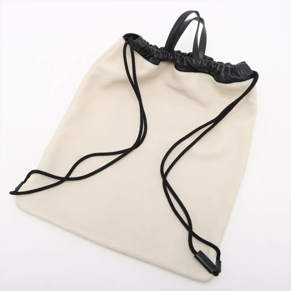Sac à dos en cuir avec cordon de serrage et logo GG de Gucci, blanc en vente 1