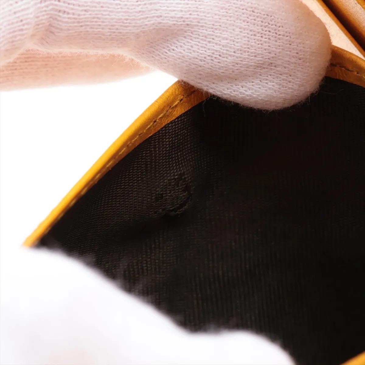 Portafoglio compatto in pelle goffrata GG di Gucci Giallo in vendita 7