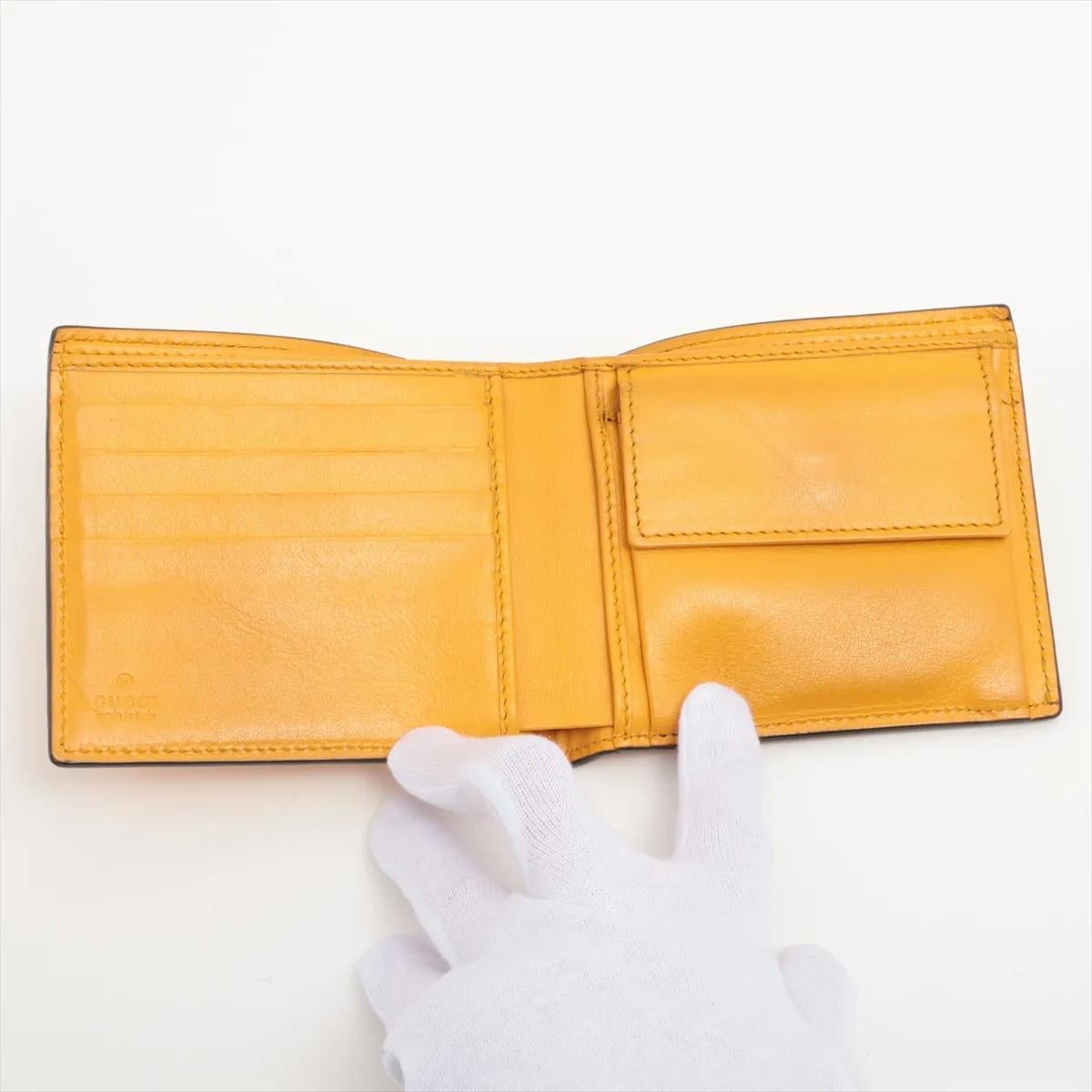 Donna Portafoglio compatto in pelle goffrata GG di Gucci Giallo in vendita